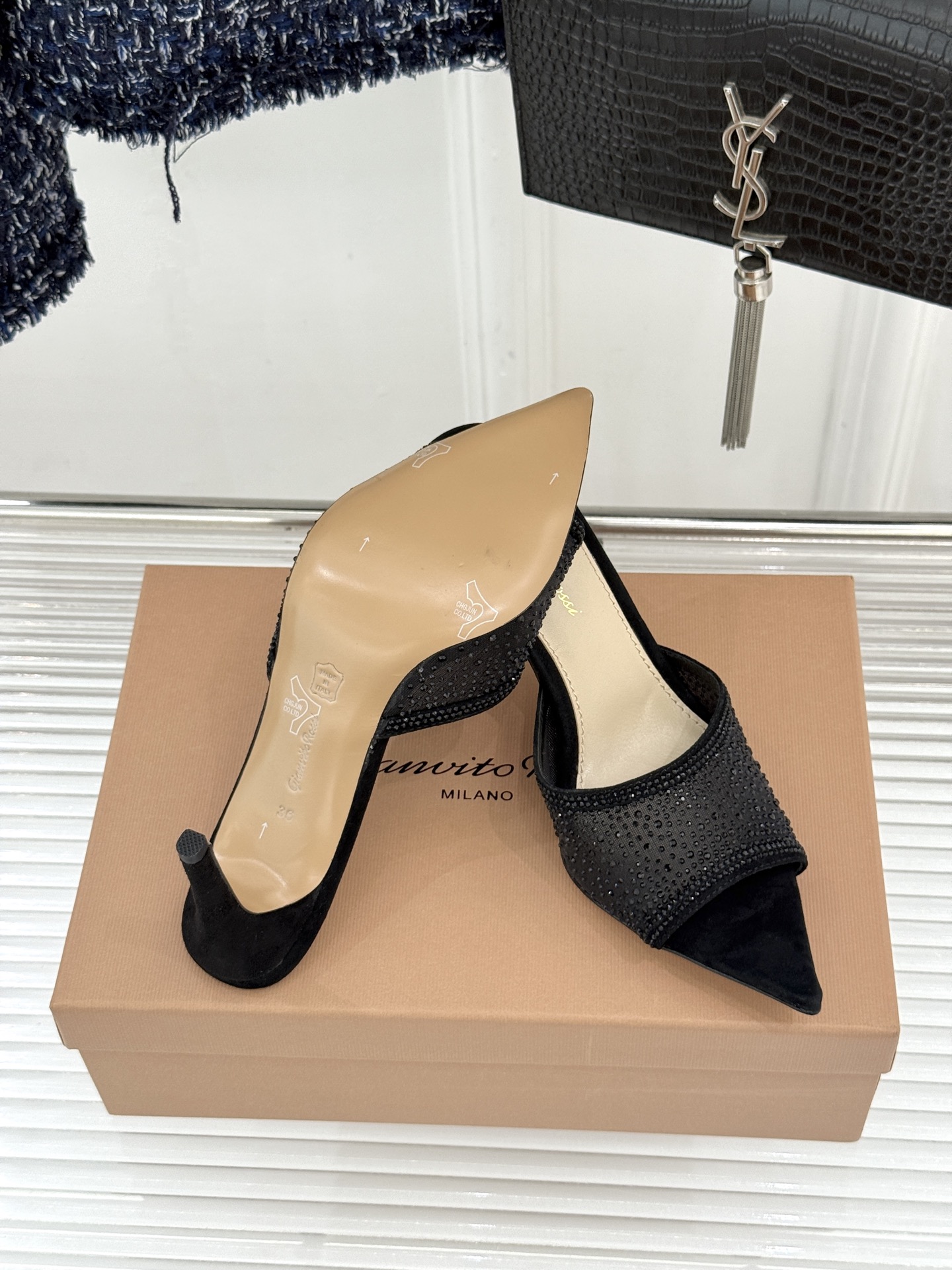 Gianvito Rossi26WF新品网纱水钻尖头高跟拖鞋 GR将意式优雅注入每一处细节这款网纱水钻尖