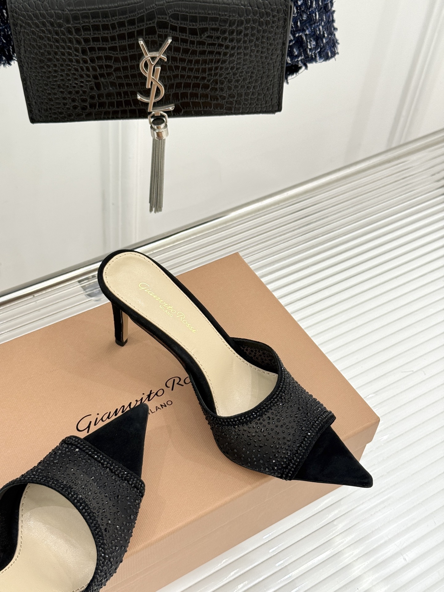Gianvito Rossi26WF新品网纱水钻尖头高跟拖鞋 GR将意式优雅注入每一处细节这款网纱水钻尖