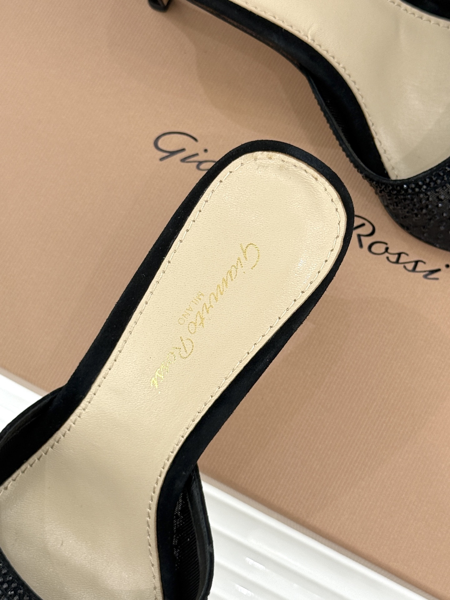 Gianvito Rossi26WF新品网纱水钻尖头高跟拖鞋 GR将意式优雅注入每一处细节这款网纱水钻尖