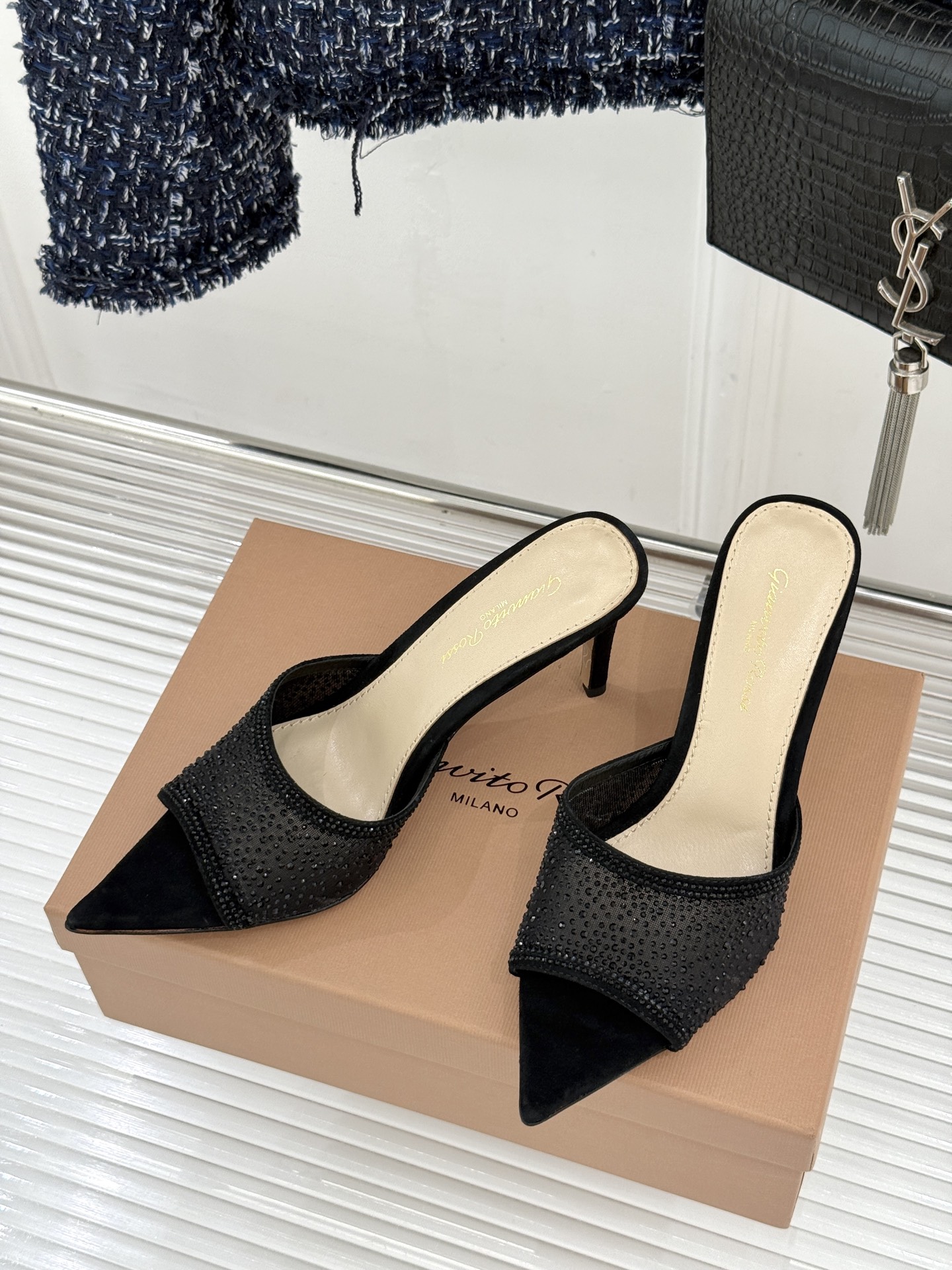 Gianvito Rossi26WF新品网纱水钻尖头高跟拖鞋 GR将意式优雅注入每一处细节这款网纱水钻尖