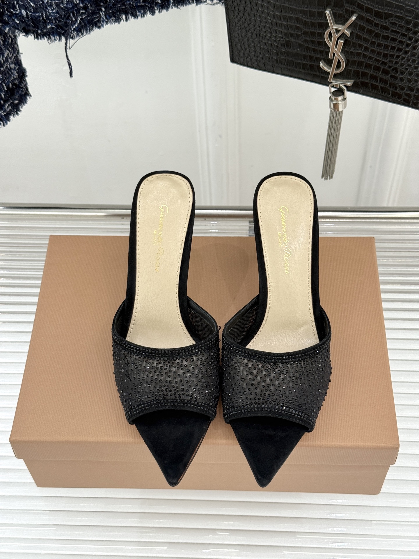 Gianvito Rossi26WF新品网纱水钻尖头高跟拖鞋 GR将意式优雅注入每一处细节这款网纱水钻尖