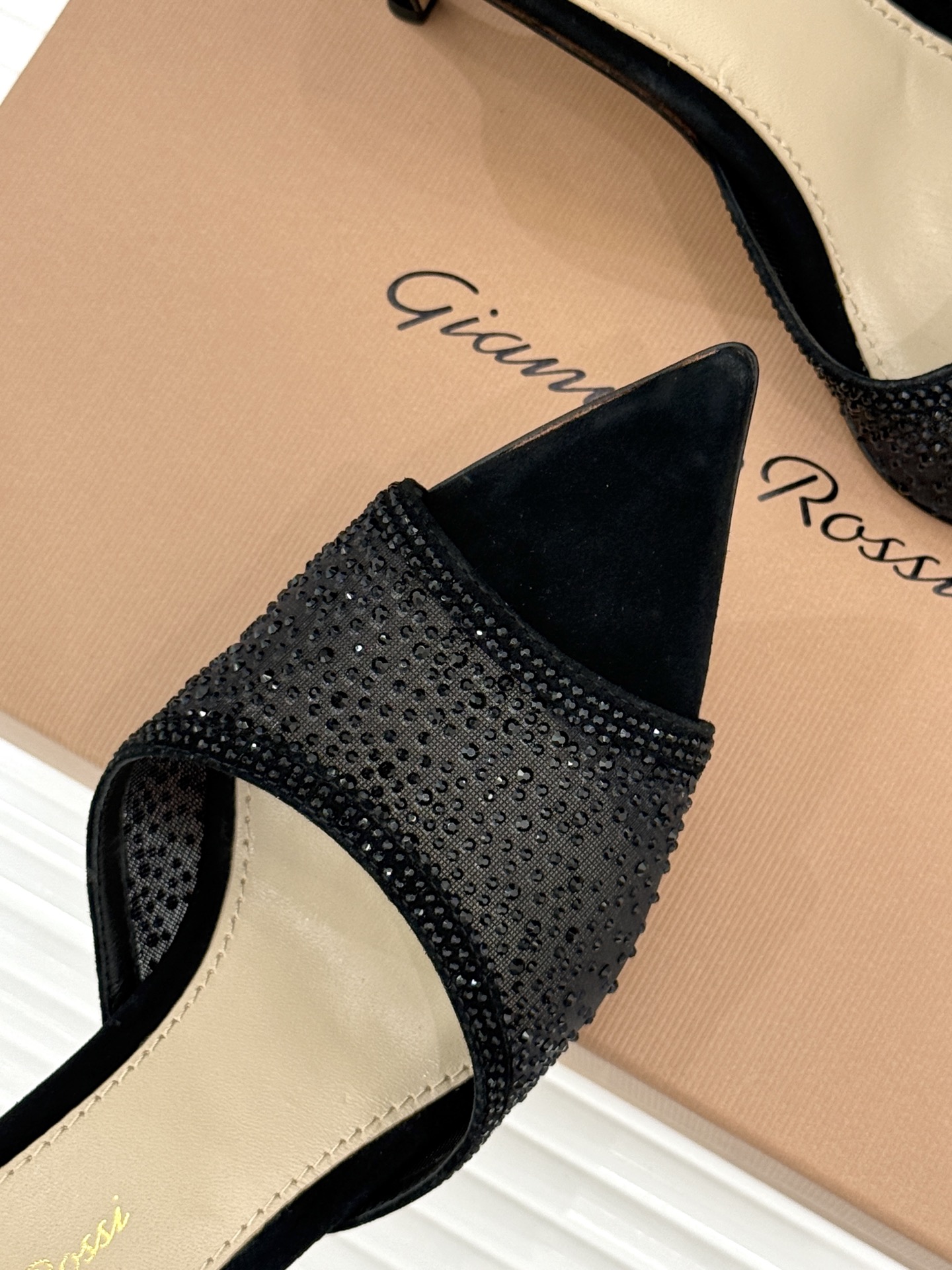 Gianvito Rossi26WF新品网纱水钻尖头高跟拖鞋 GR将意式优雅注入每一处细节这款网纱水钻尖