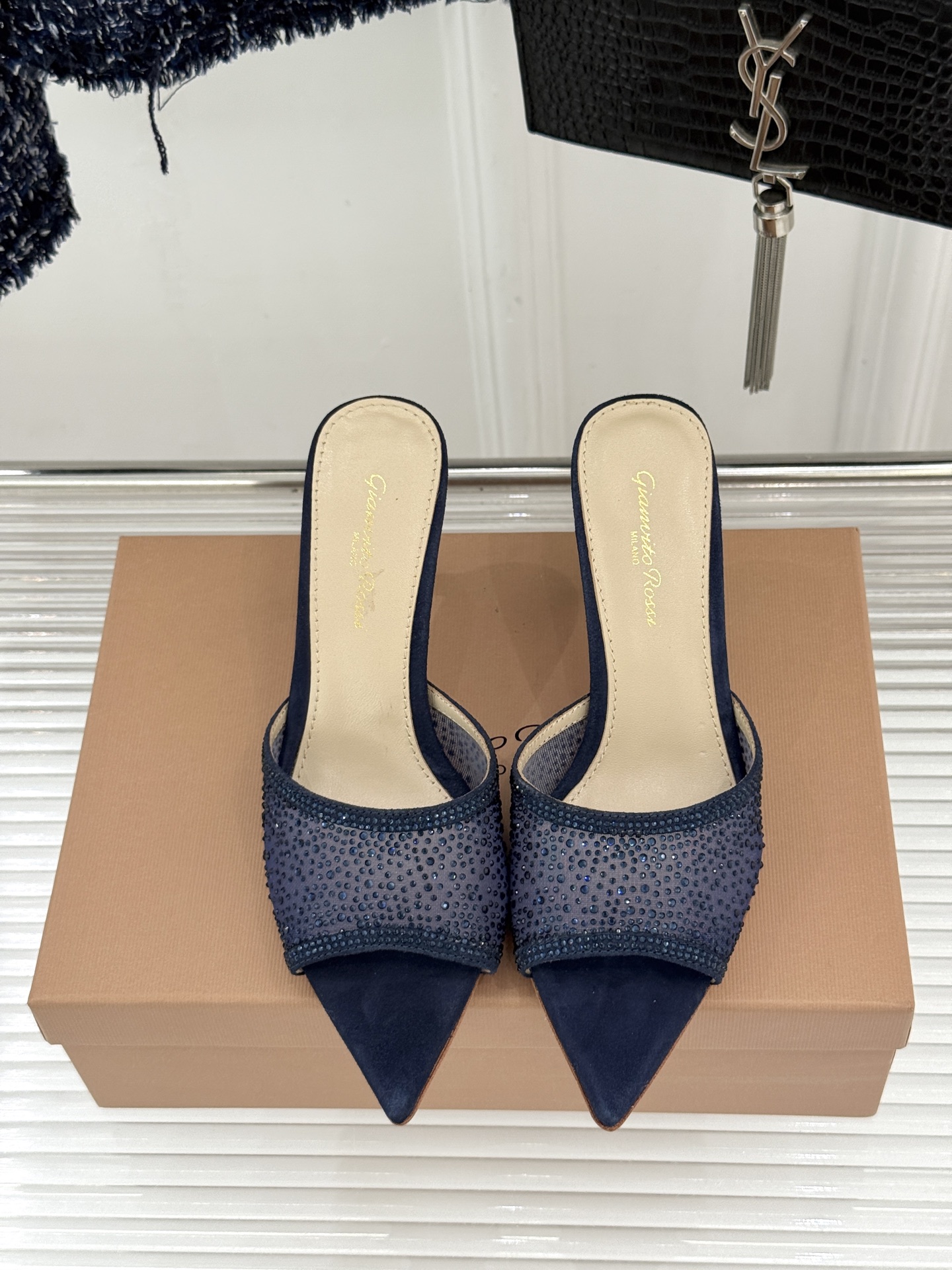 Gianvito Rossi26WF新品网纱水钻尖头高跟拖鞋 GR将意式优雅注入每一处细节这款网纱水钻尖