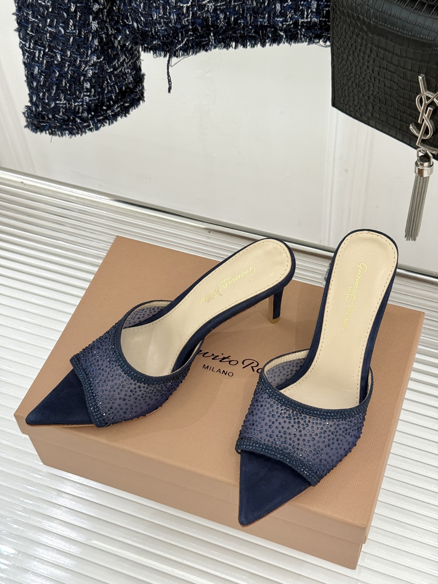 Gianvito Rossi26WF新品网纱水钻尖头高跟拖鞋 GR将意式优雅注入每一处细节这款网纱水钻尖