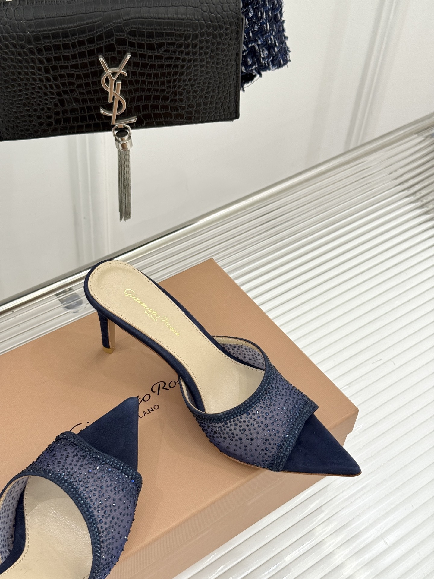 Gianvito Rossi26WF新品网纱水钻尖头高跟拖鞋 GR将意式优雅注入每一处细节这款网纱水钻尖