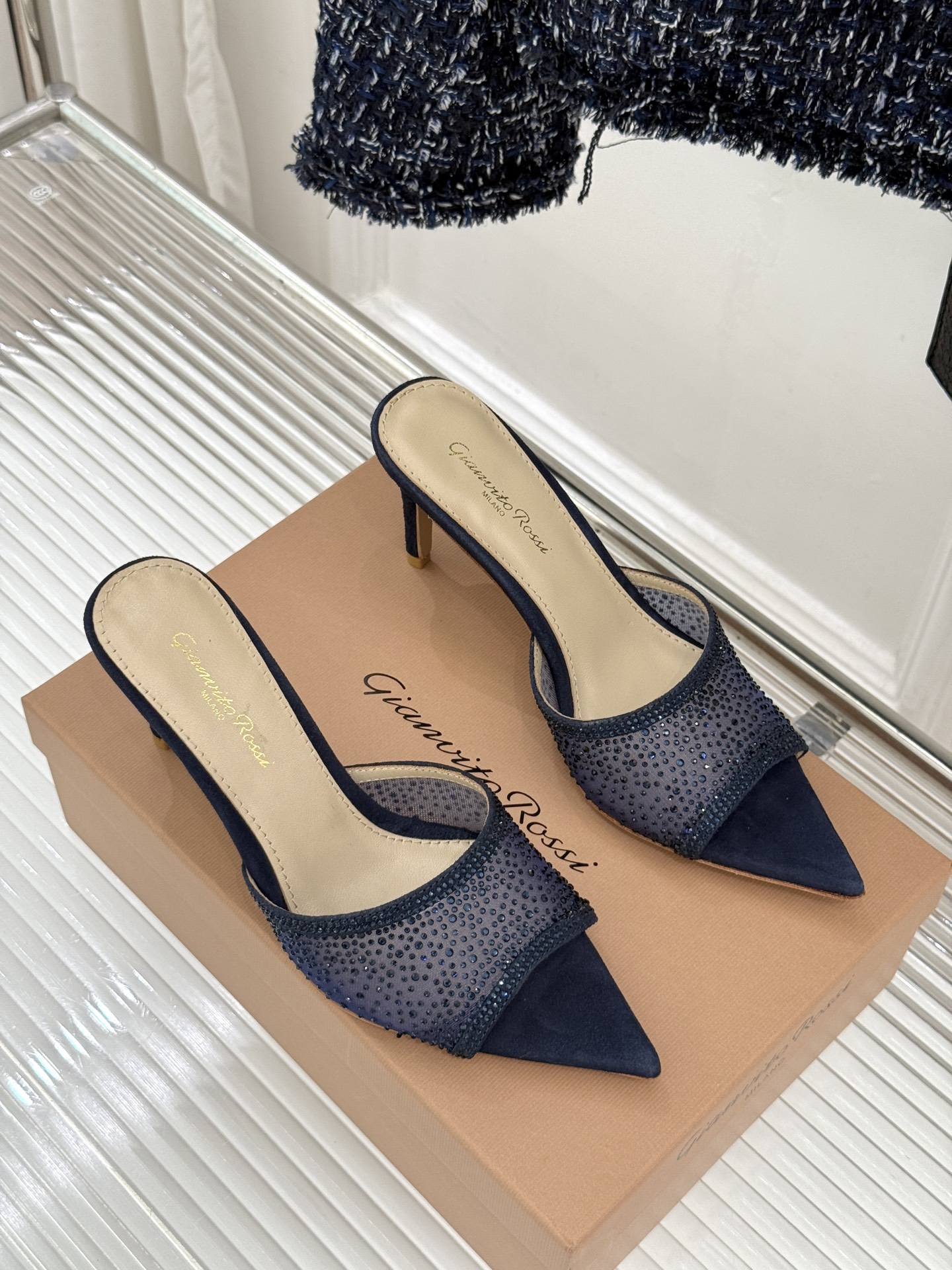 Gianvito Rossi26WF新品网纱水钻尖头高跟拖鞋 GR将意式优雅注入每一处细节这款网纱水钻尖