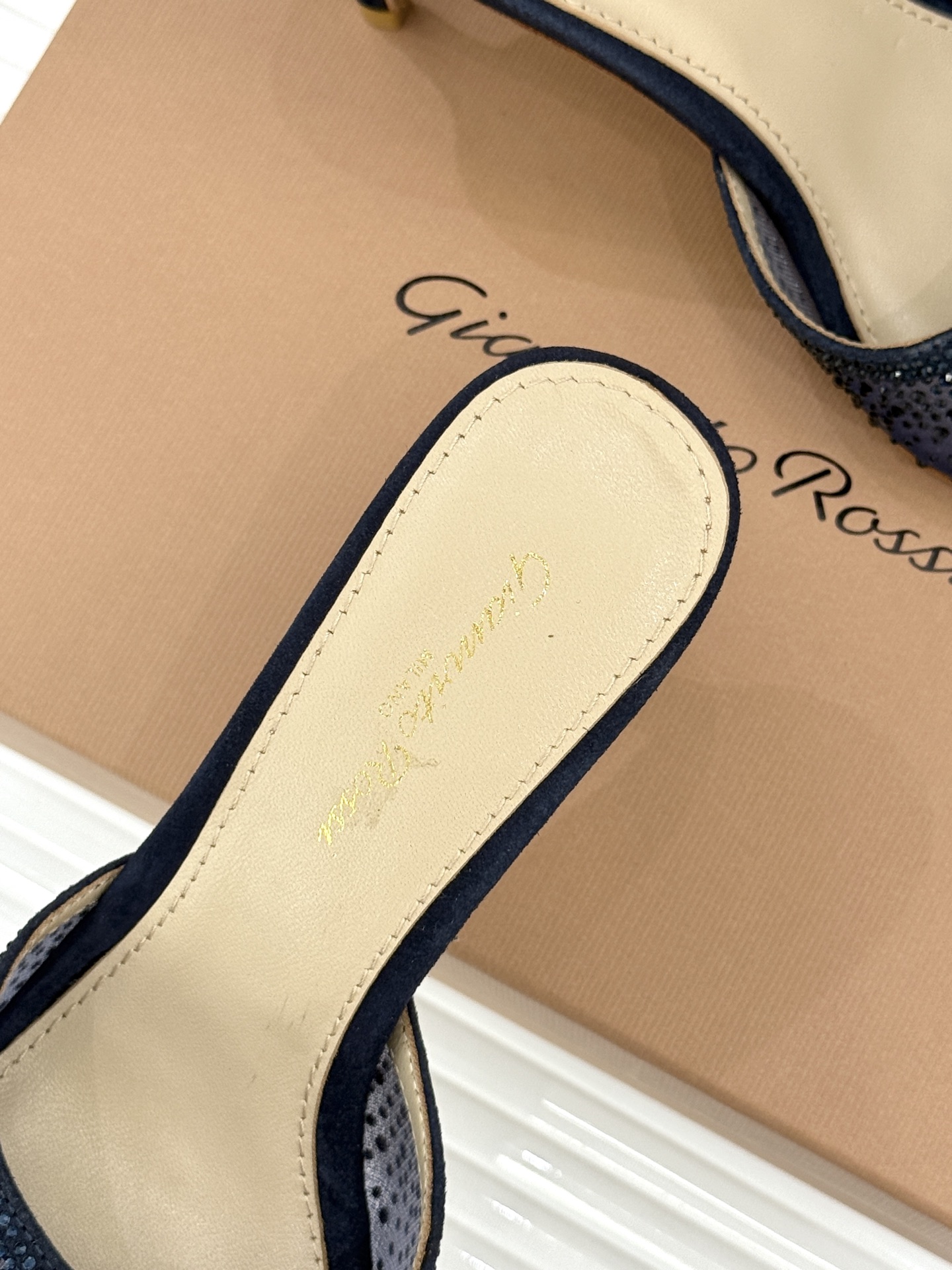 Gianvito Rossi26WF新品网纱水钻尖头高跟拖鞋 GR将意式优雅注入每一处细节这款网纱水钻尖