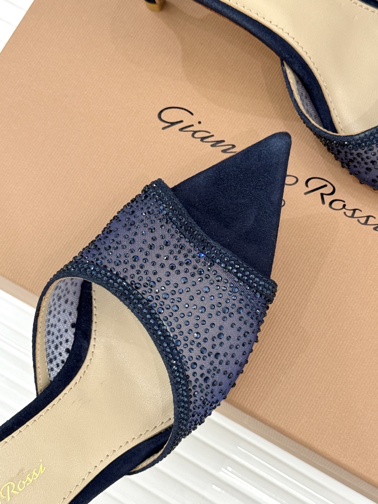 Gianvito Rossi26WF新品网纱水钻尖头高跟拖鞋 GR将意式优雅注入每一处细节这款网纱水钻尖