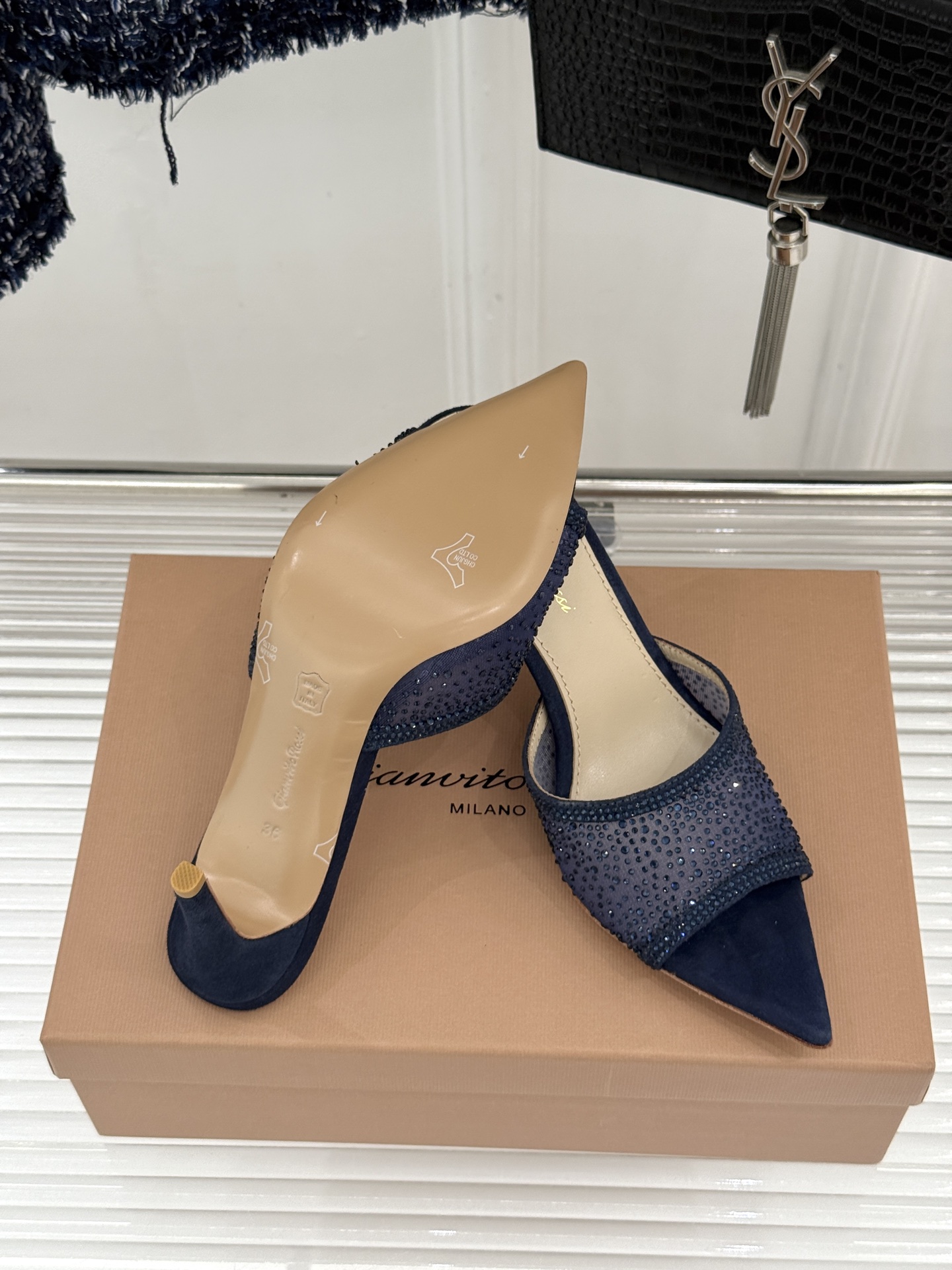 Gianvito Rossi26WF新品网纱水钻尖头高跟拖鞋 GR将意式优雅注入每一处细节这款网纱水钻尖