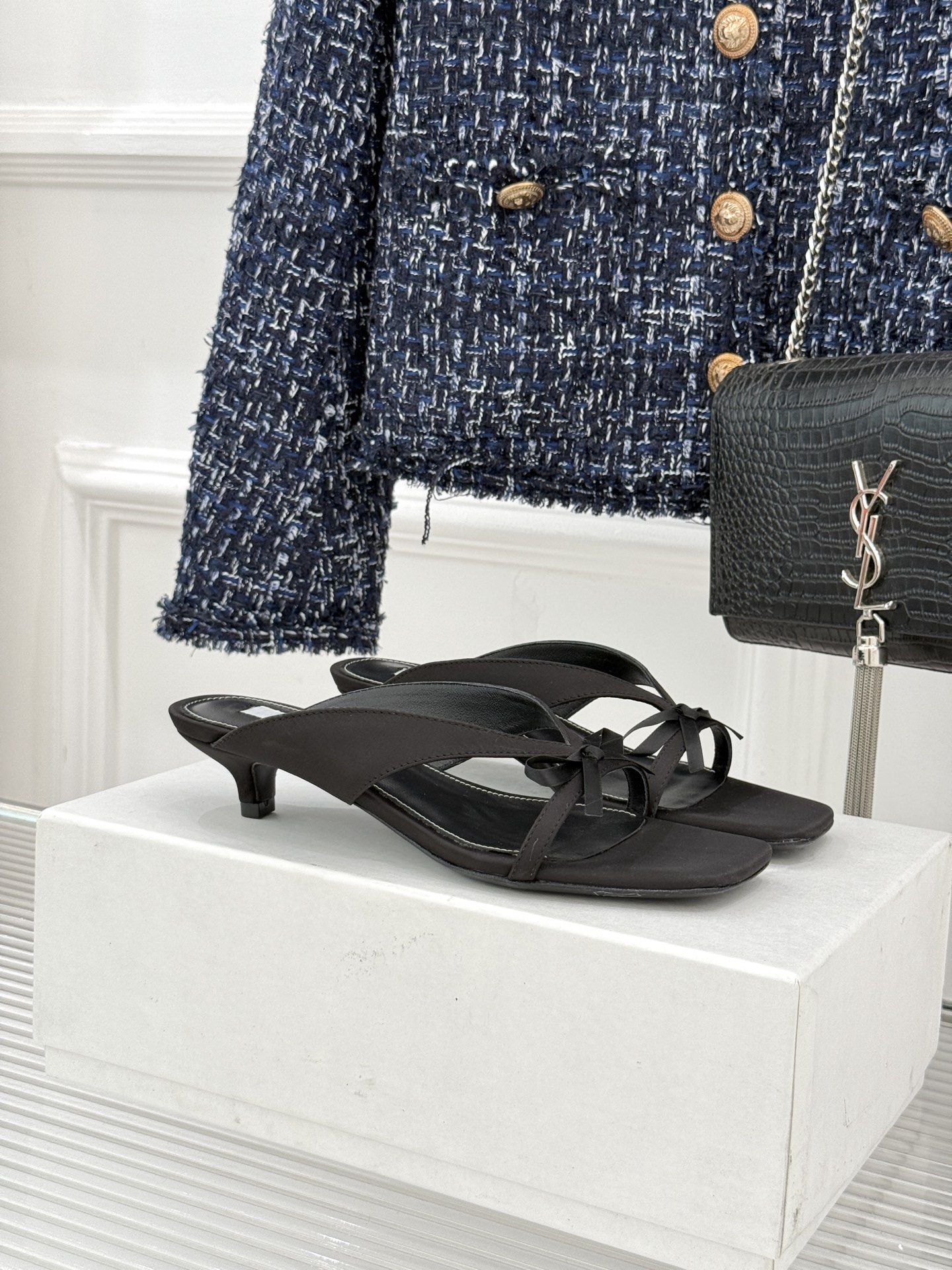 Toteme26WF新品极简蝴蝶结细带方头猫跟拖鞋以北欧极简美学重塑慵懒精致。利落方头修饰脚型 细系带贴