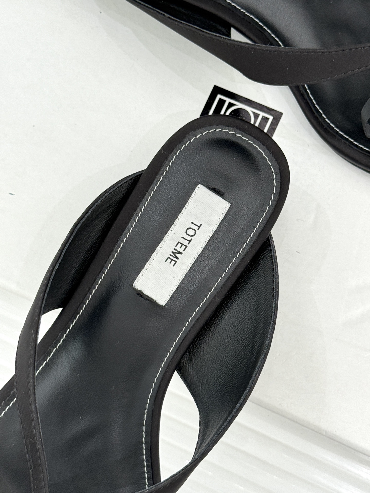 Toteme26WF新品极简蝴蝶结细带方头猫跟拖鞋以北欧极简美学重塑慵懒精致。利落方头修饰脚型 细系带贴