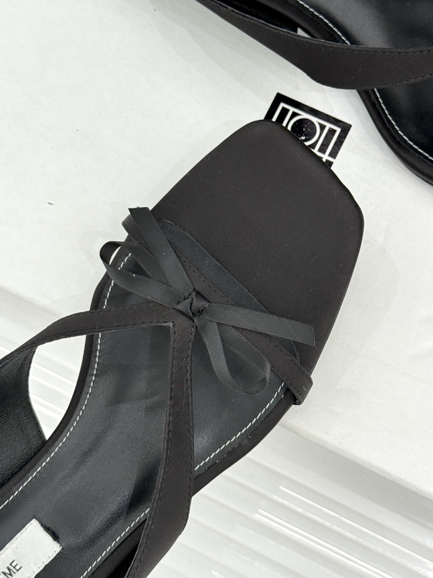 Toteme26WF新品极简蝴蝶结细带方头猫跟拖鞋以北欧极简美学重塑慵懒精致。利落方头修饰脚型 细系带贴