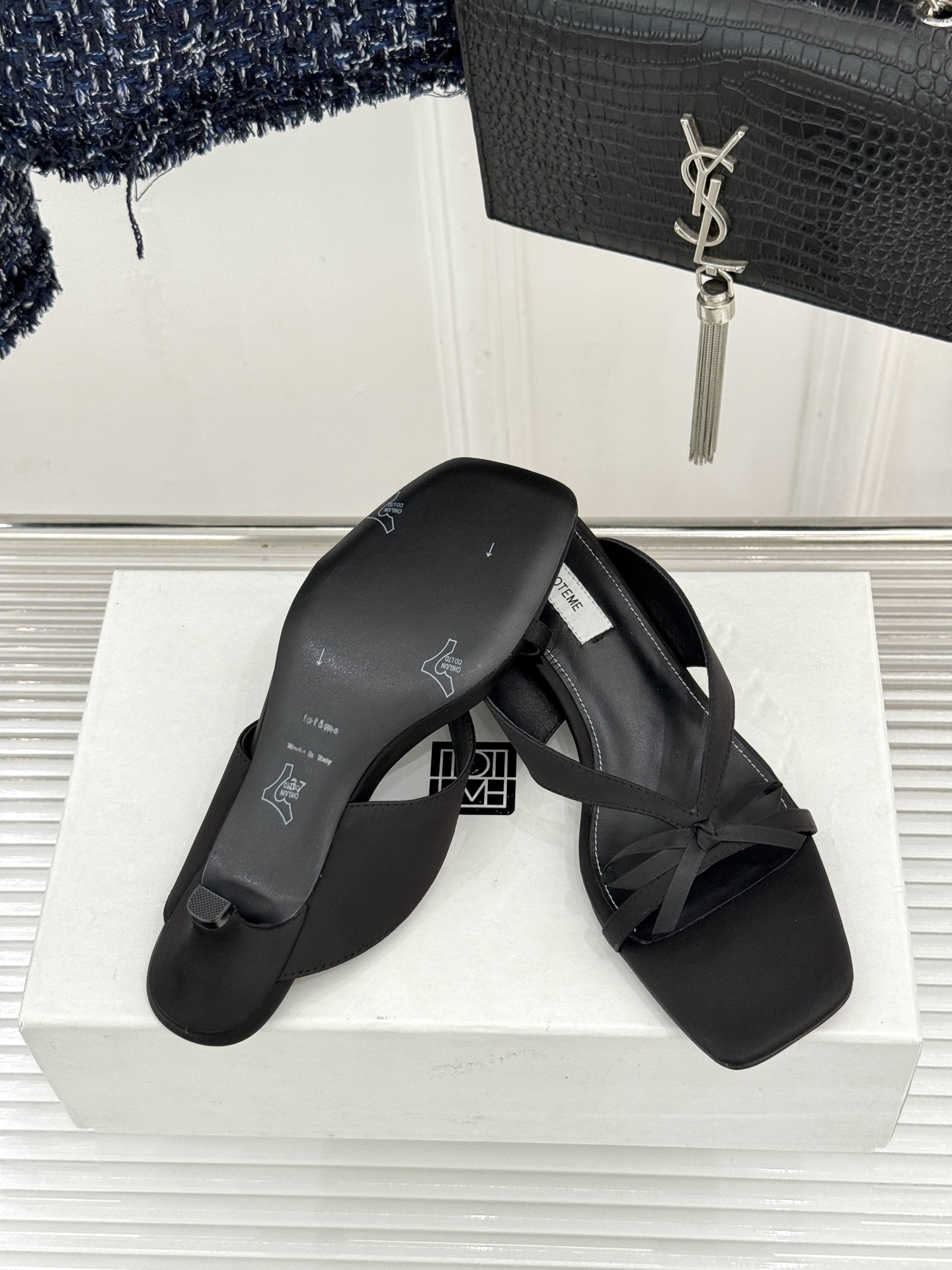 Toteme26WF新品极简蝴蝶结细带方头猫跟拖鞋以北欧极简美学重塑慵懒精致。利落方头修饰脚型 细系带贴