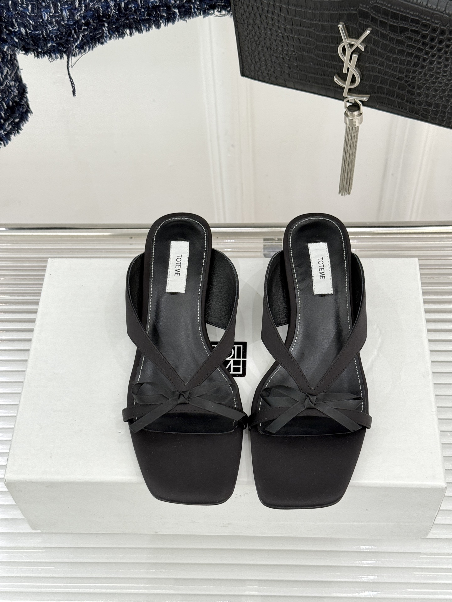 Toteme26WF新品极简蝴蝶结细带方头猫跟拖鞋以北欧极简美学重塑慵懒精致。利落方头修饰脚型 细系带贴