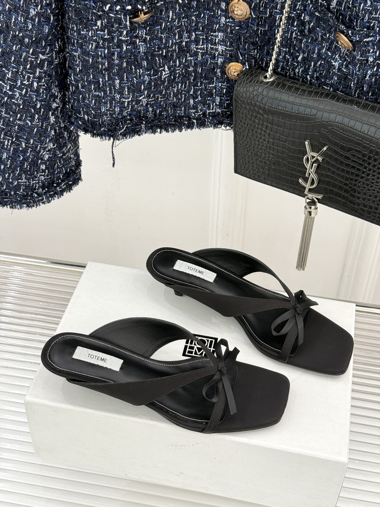 Toteme26WF新品极简蝴蝶结细带方头猫跟拖鞋以北欧极简美学重塑慵懒精致。利落方头修饰脚型 细系带贴