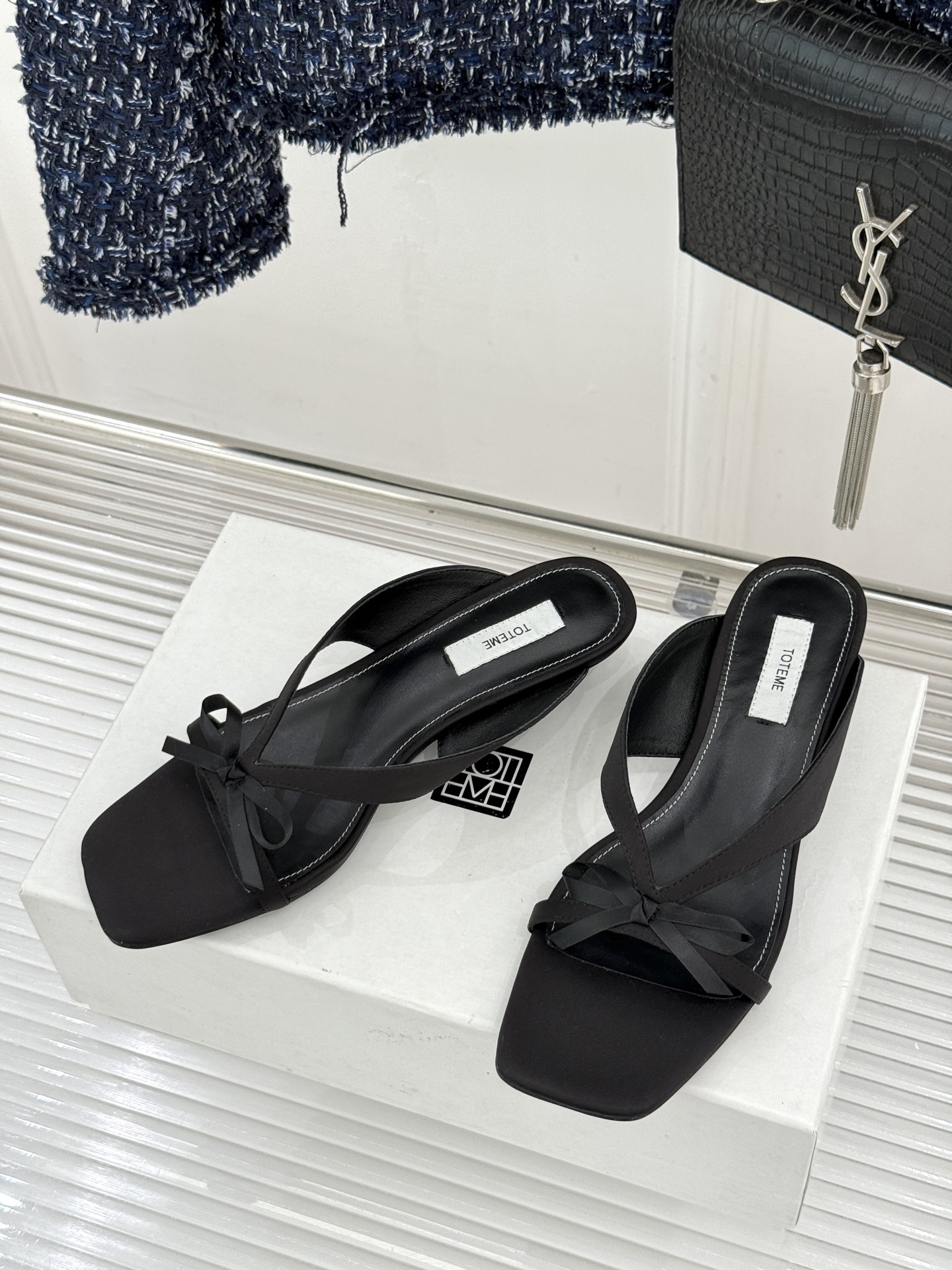 Toteme26WF新品极简蝴蝶结细带方头猫跟拖鞋以北欧极简美学重塑慵懒精致。利落方头修饰脚型 细系带贴