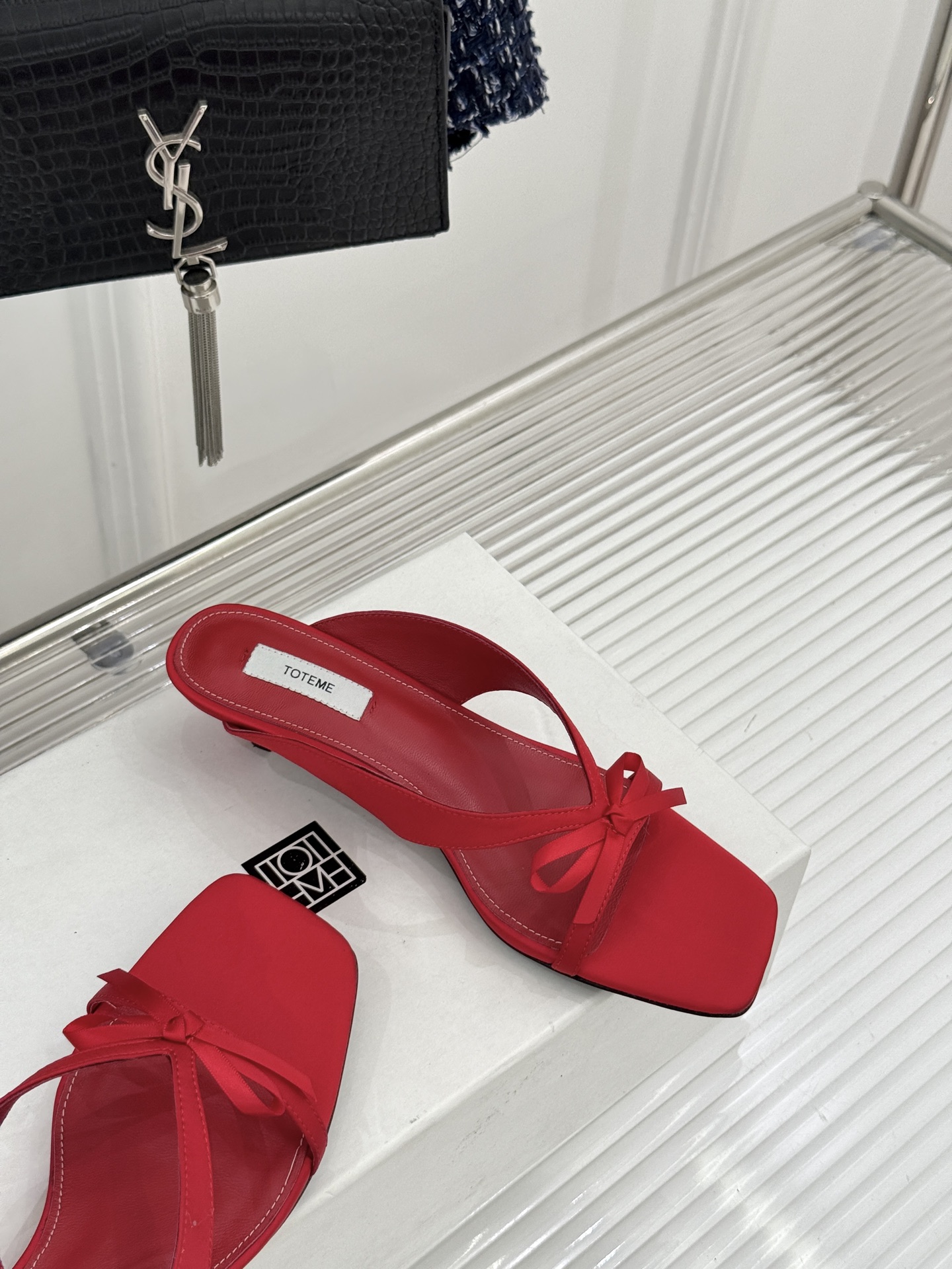 Toteme26WF新品极简蝴蝶结细带方头猫跟拖鞋以北欧极简美学重塑慵懒精致。利落方头修饰脚型 细系带贴