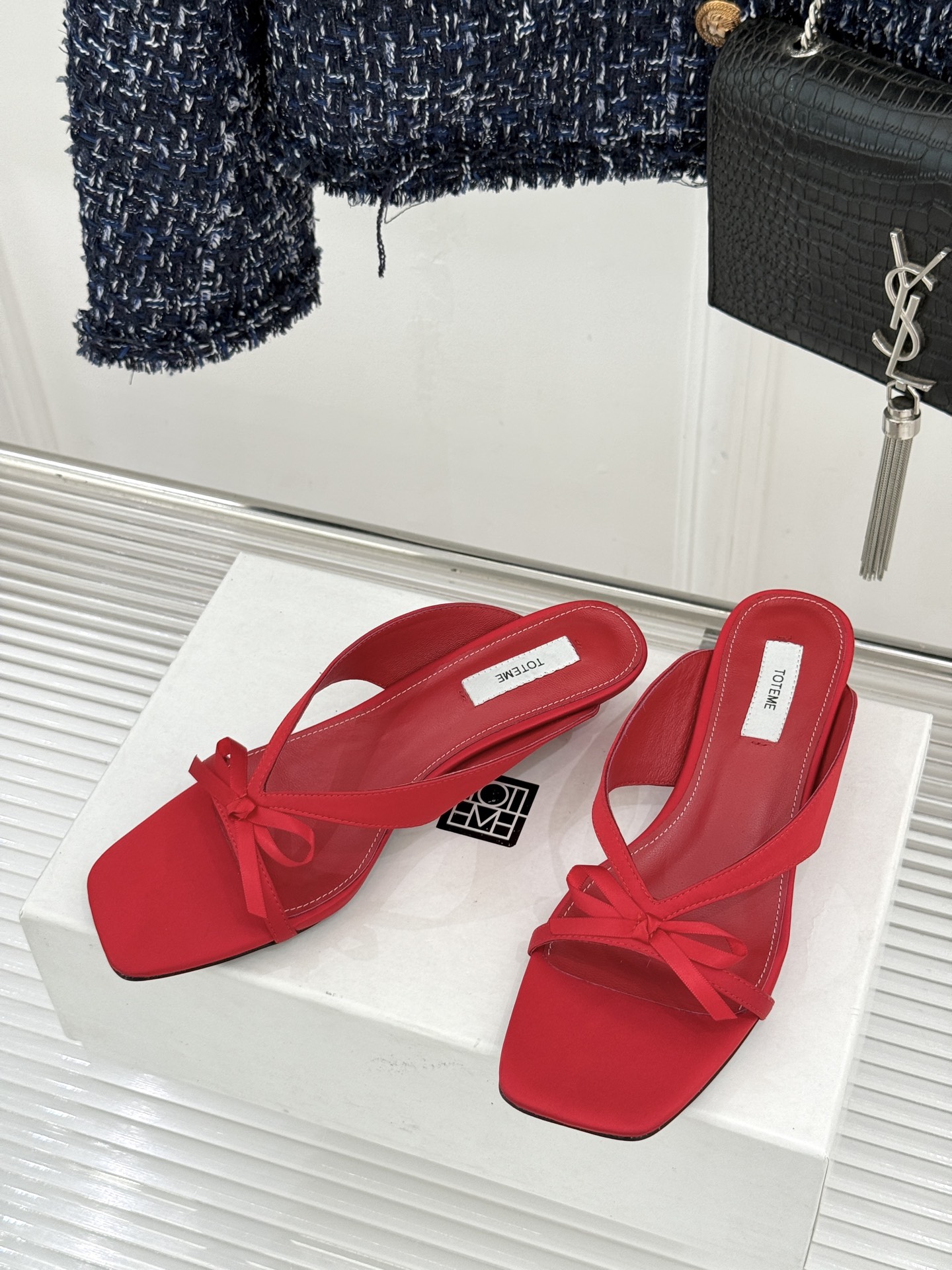 Toteme26WF新品极简蝴蝶结细带方头猫跟拖鞋以北欧极简美学重塑慵懒精致。利落方头修饰脚型 细系带贴