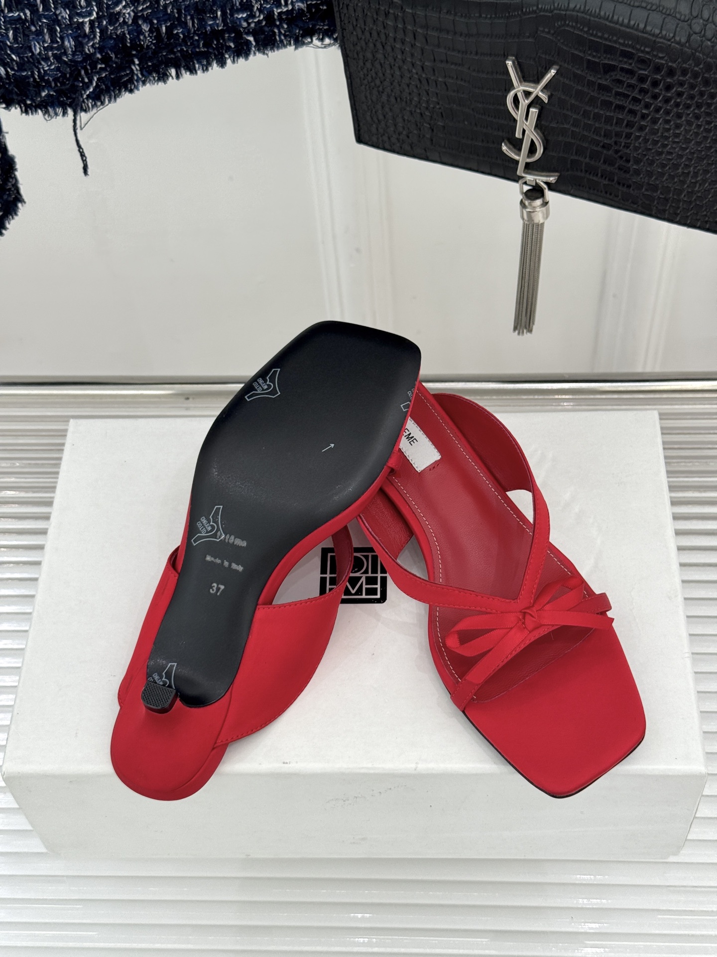 Toteme26WF新品极简蝴蝶结细带方头猫跟拖鞋以北欧极简美学重塑慵懒精致。利落方头修饰脚型 细系带贴