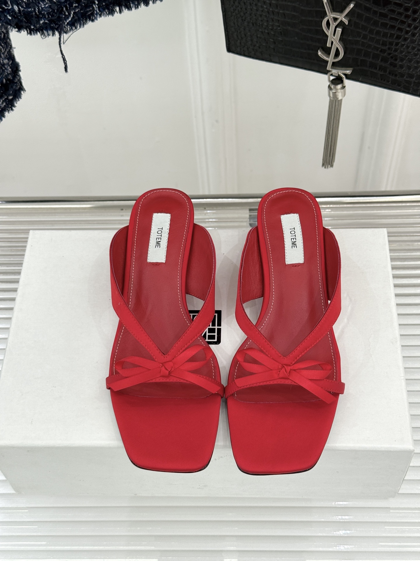 Toteme26WF新品极简蝴蝶结细带方头猫跟拖鞋以北欧极简美学重塑慵懒精致。利落方头修饰脚型 细系带贴