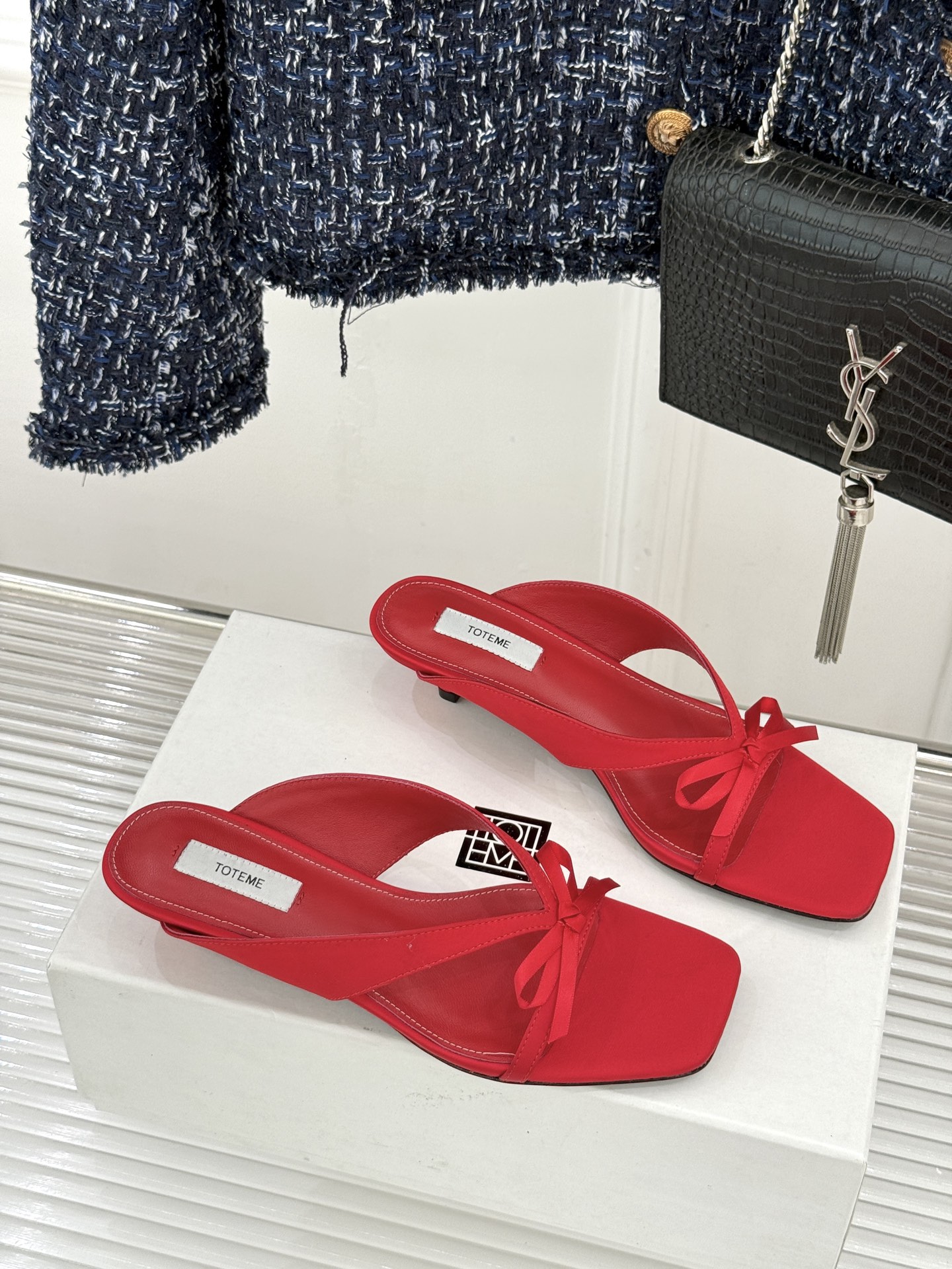 Toteme26WF新品极简蝴蝶结细带方头猫跟拖鞋以北欧极简美学重塑慵懒精致。利落方头修饰脚型 细系带贴