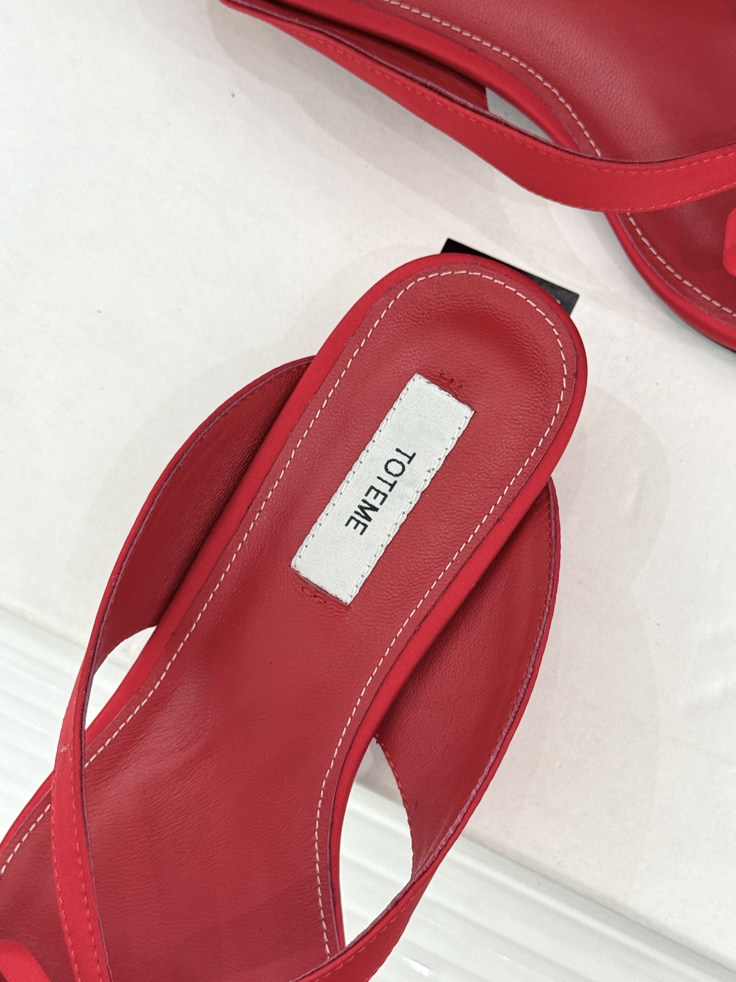 Toteme26WF新品极简蝴蝶结细带方头猫跟拖鞋以北欧极简美学重塑慵懒精致。利落方头修饰脚型 细系带贴