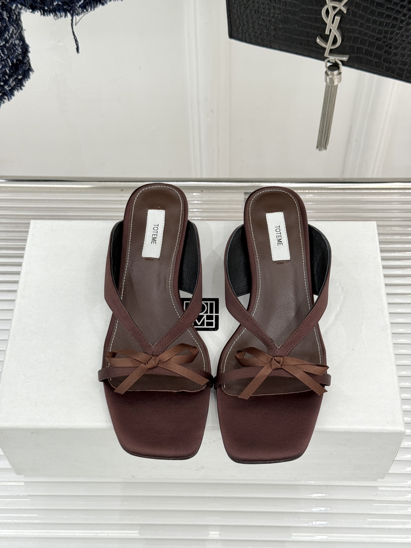 Toteme26WF新品极简蝴蝶结细带方头猫跟拖鞋以北欧极简美学重塑慵懒精致。利落方头修饰脚型 细系带贴