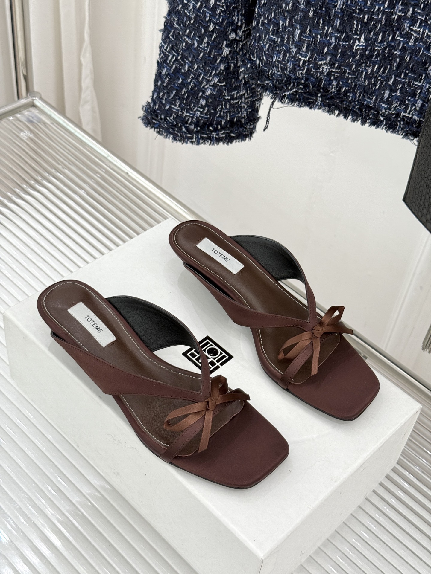 Toteme26WF新品极简蝴蝶结细带方头猫跟拖鞋以北欧极简美学重塑慵懒精致。利落方头修饰脚型 细系带贴