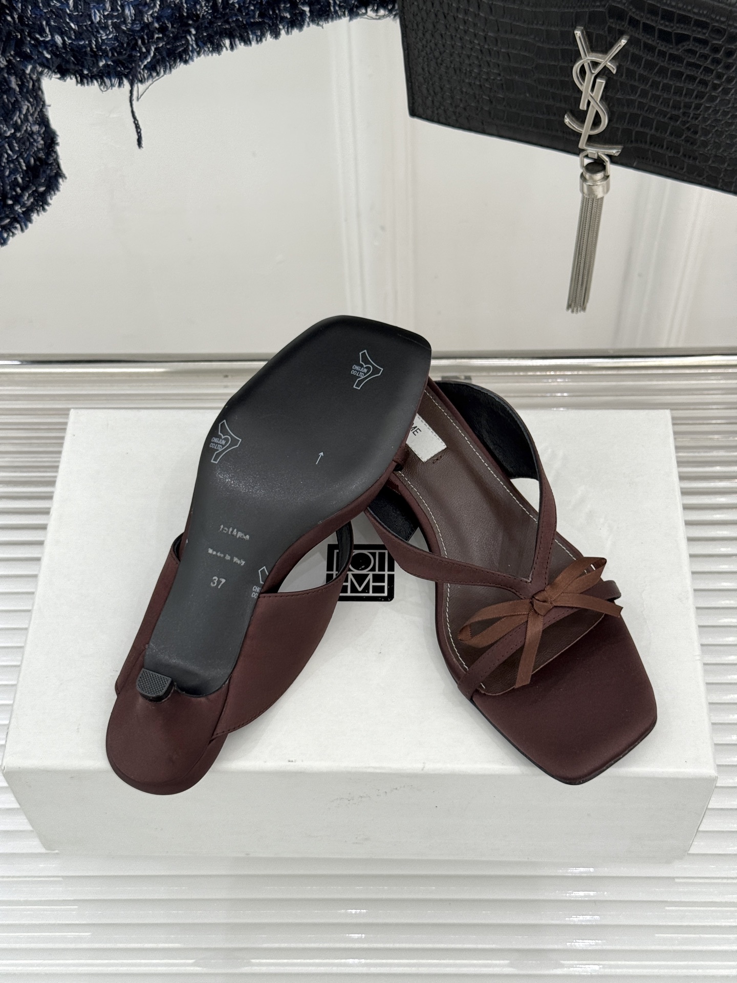 Toteme26WF新品极简蝴蝶结细带方头猫跟拖鞋以北欧极简美学重塑慵懒精致。利落方头修饰脚型 细系带贴