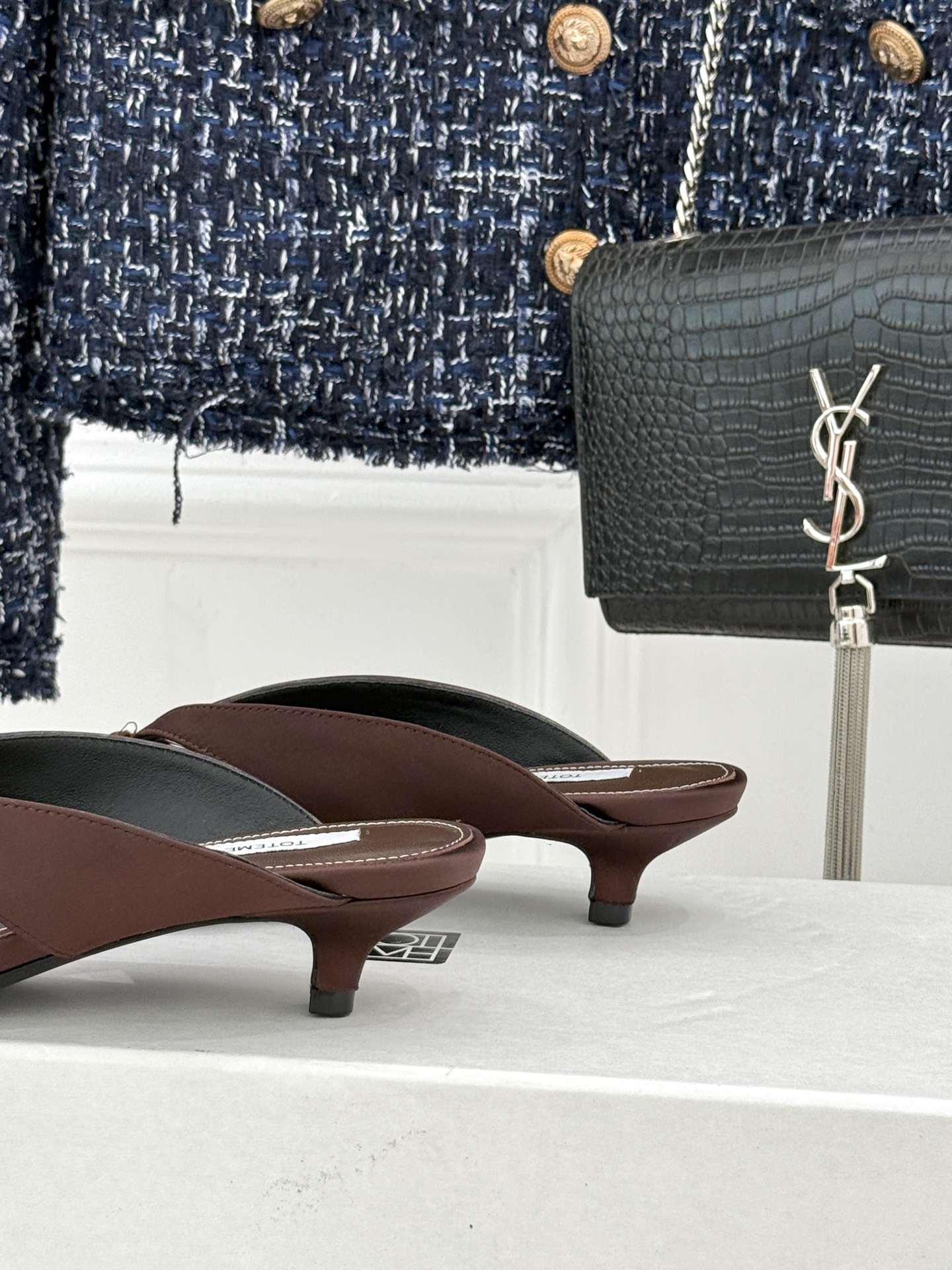 Toteme26WF新品极简蝴蝶结细带方头猫跟拖鞋以北欧极简美学重塑慵懒精致。利落方头修饰脚型 细系带贴