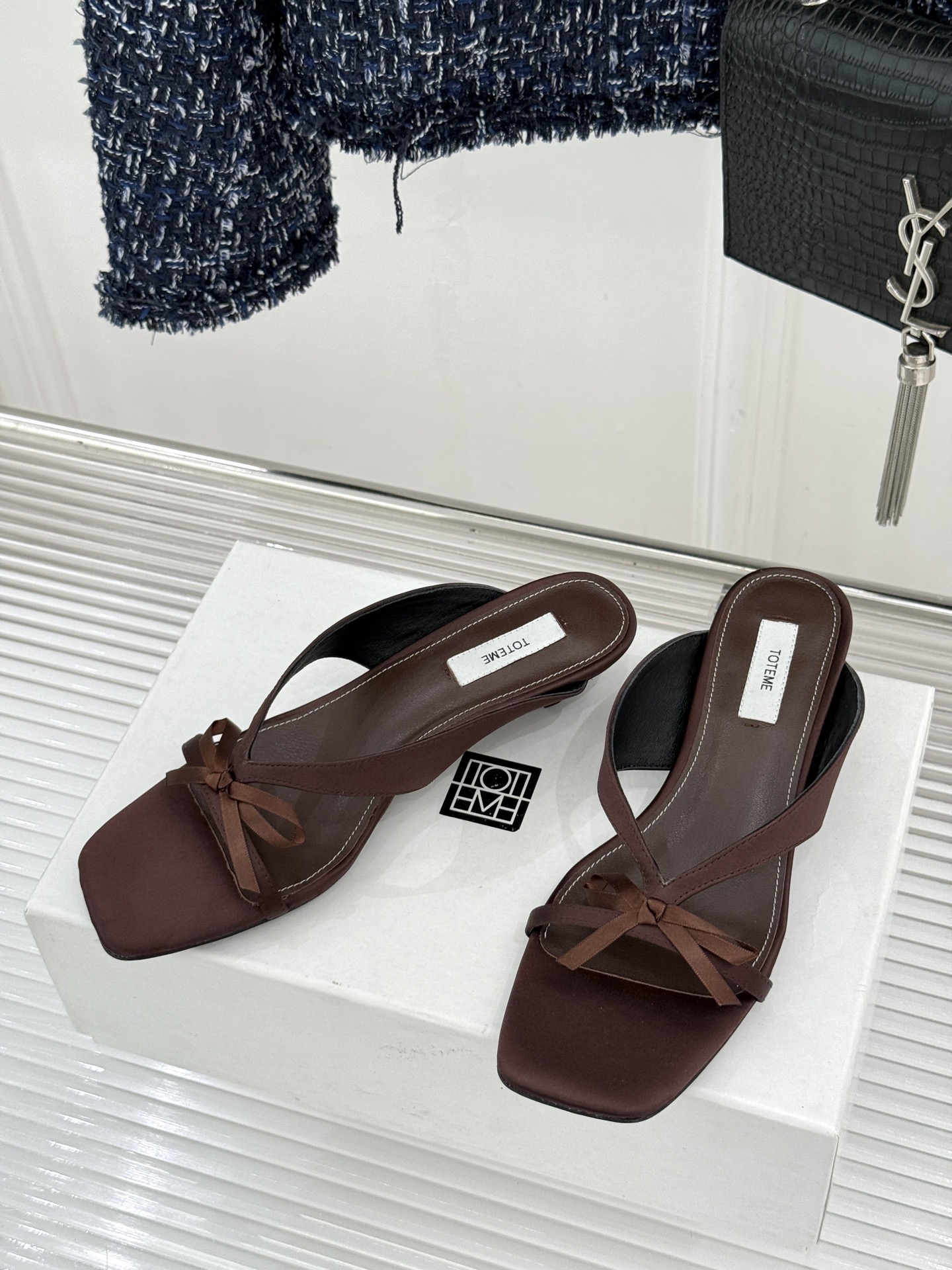 Toteme26WF新品极简蝴蝶结细带方头猫跟拖鞋以北欧极简美学重塑慵懒精致。利落方头修饰脚型 细系带贴