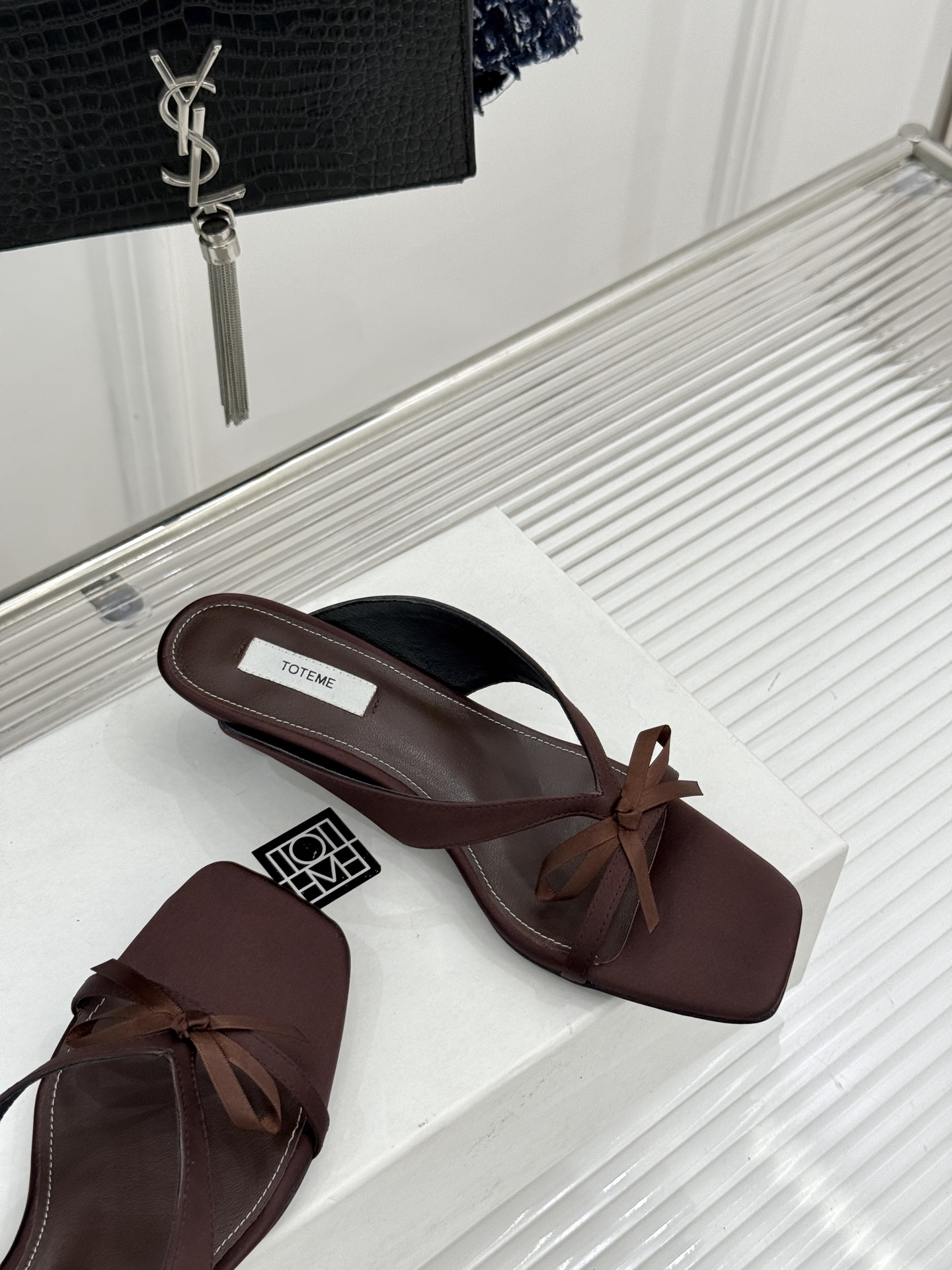 Toteme26WF新品极简蝴蝶结细带方头猫跟拖鞋以北欧极简美学重塑慵懒精致。利落方头修饰脚型 细系带贴