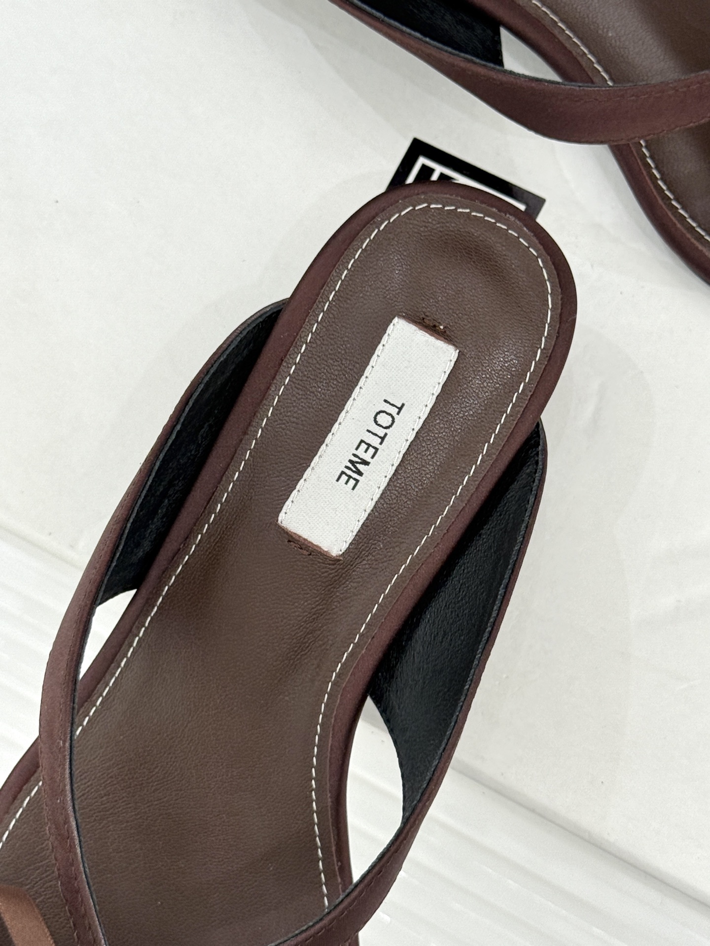 Toteme26WF新品极简蝴蝶结细带方头猫跟拖鞋以北欧极简美学重塑慵懒精致。利落方头修饰脚型 细系带贴