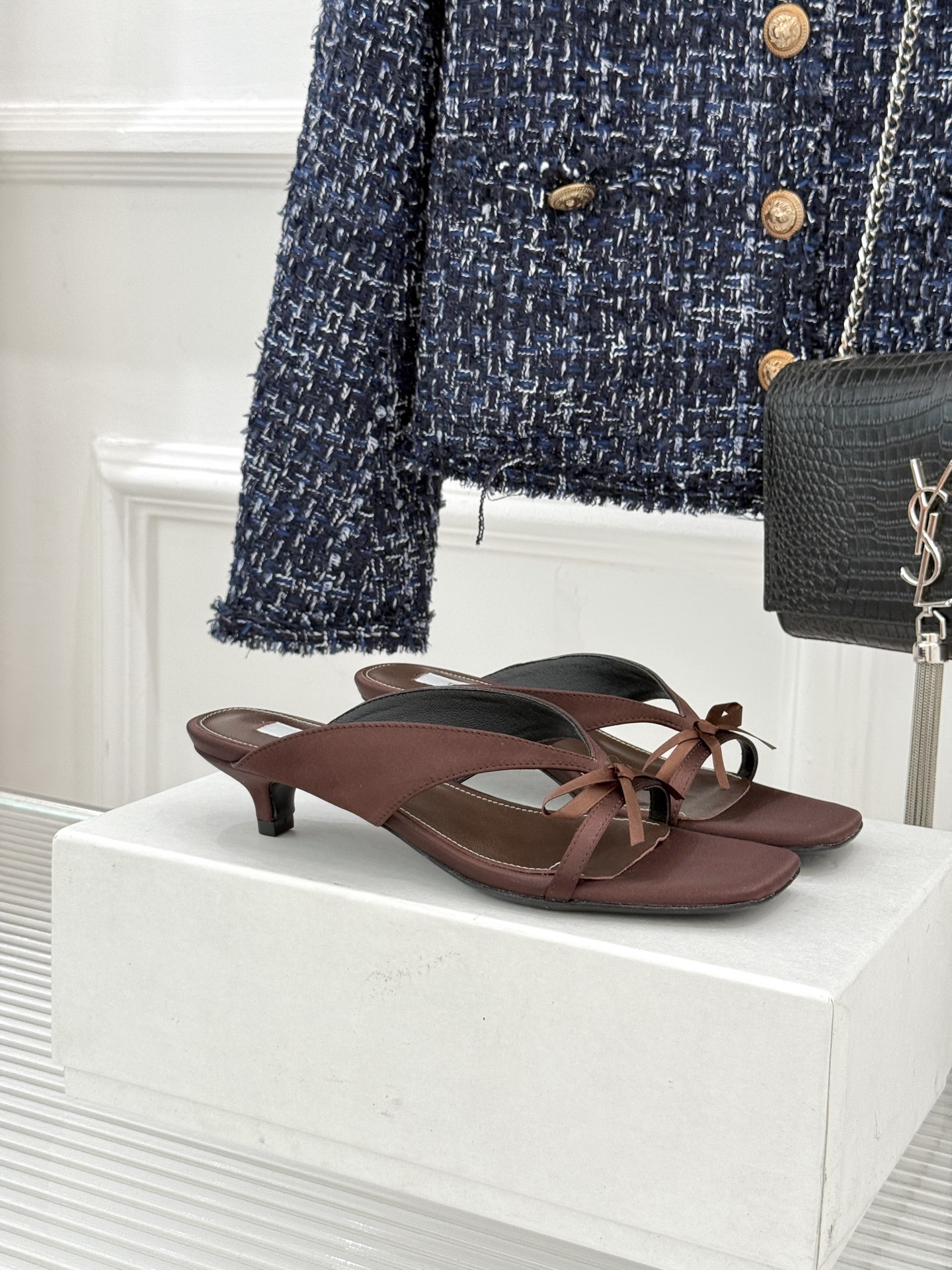 Toteme26WF新品极简蝴蝶结细带方头猫跟拖鞋以北欧极简美学重塑慵懒精致。利落方头修饰脚型 细系带贴