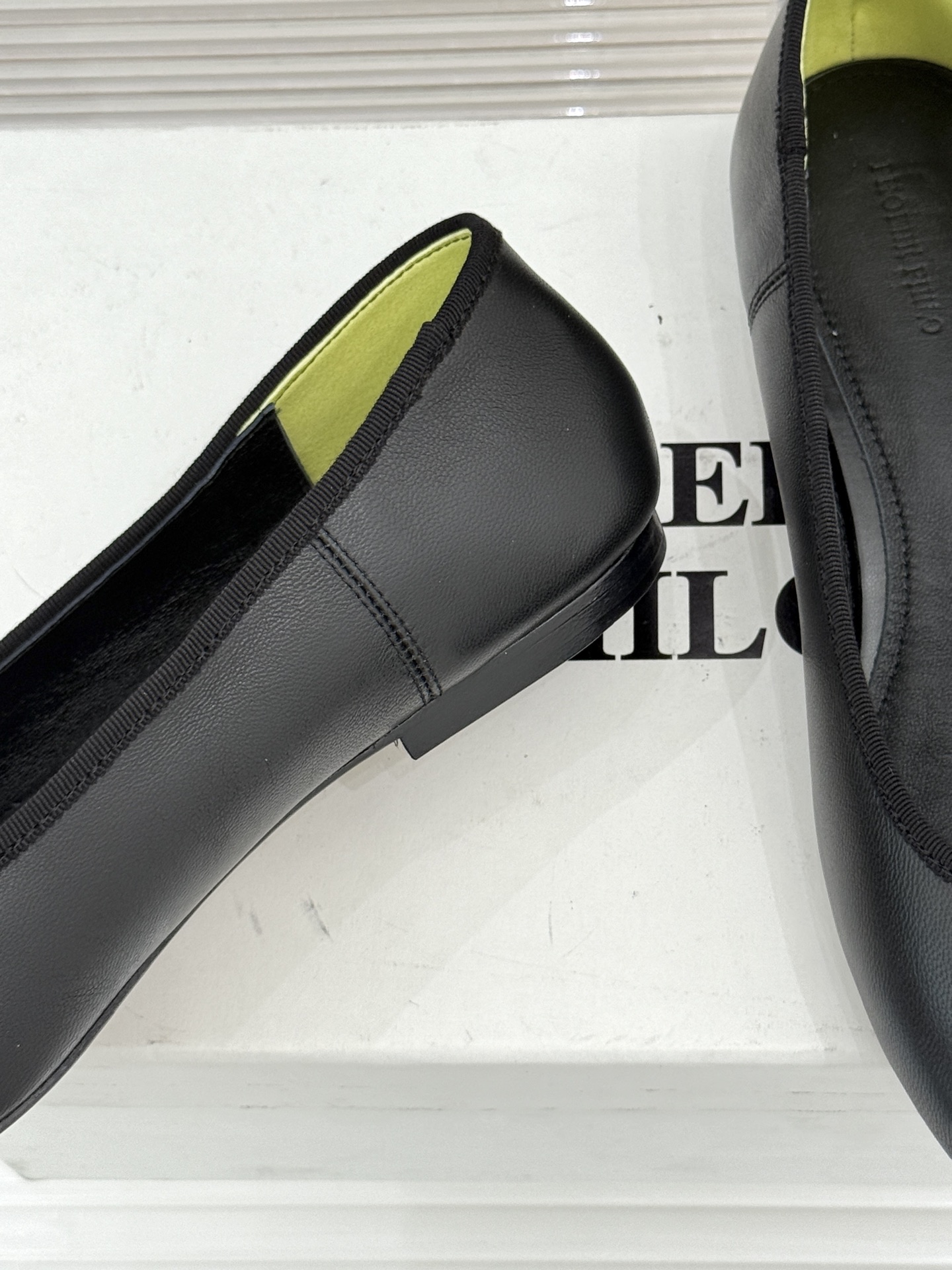 Phoebe Philo26WF新品极简芭蕾舞鞋平底单鞋重塑静奢核心 以极简语言致敬经典。利落浅口贴合脚