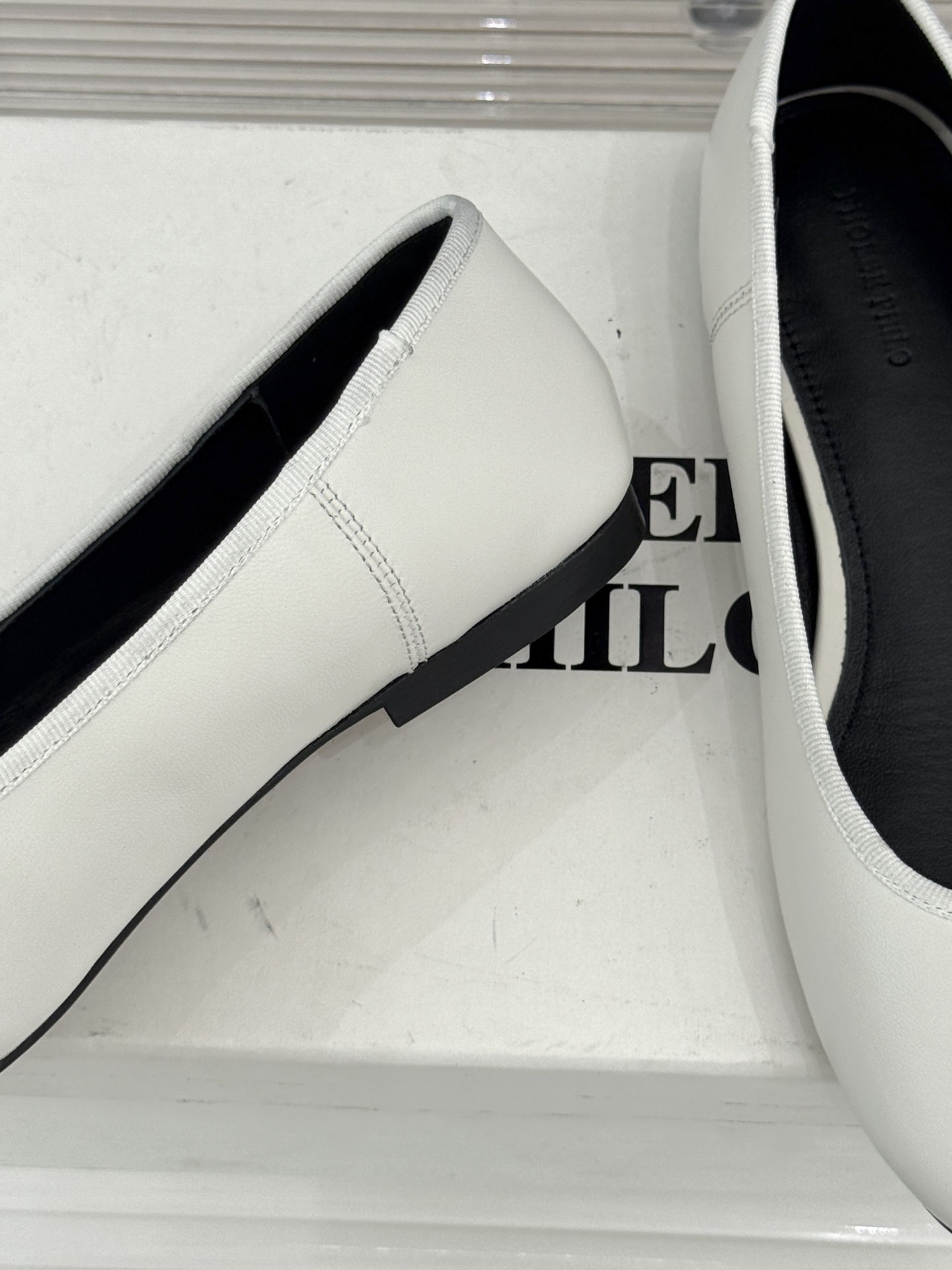 Phoebe Philo26WF新品极简芭蕾舞鞋平底单鞋重塑静奢核心 以极简语言致敬经典。利落浅口贴合脚