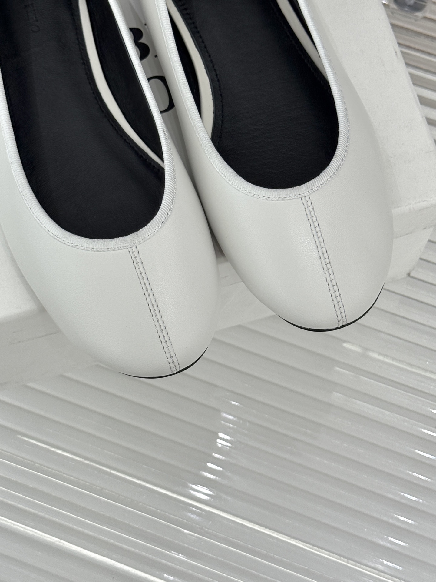 Phoebe Philo26WF新品极简芭蕾舞鞋平底单鞋重塑静奢核心 以极简语言致敬经典。利落浅口贴合脚