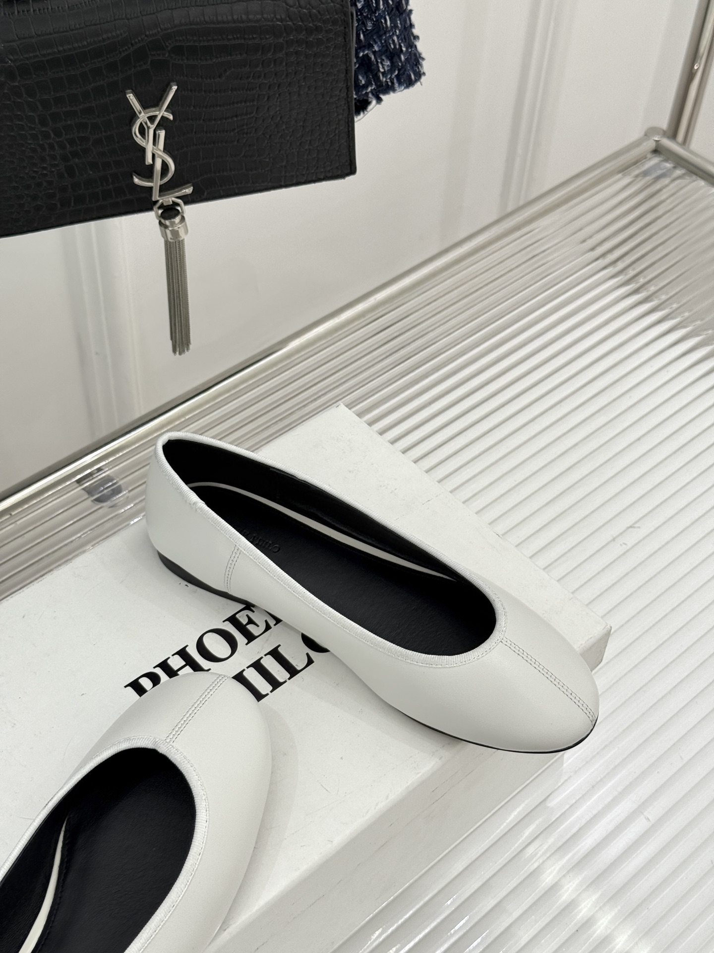 Phoebe Philo26WF新品极简芭蕾舞鞋平底单鞋重塑静奢核心 以极简语言致敬经典。利落浅口贴合脚