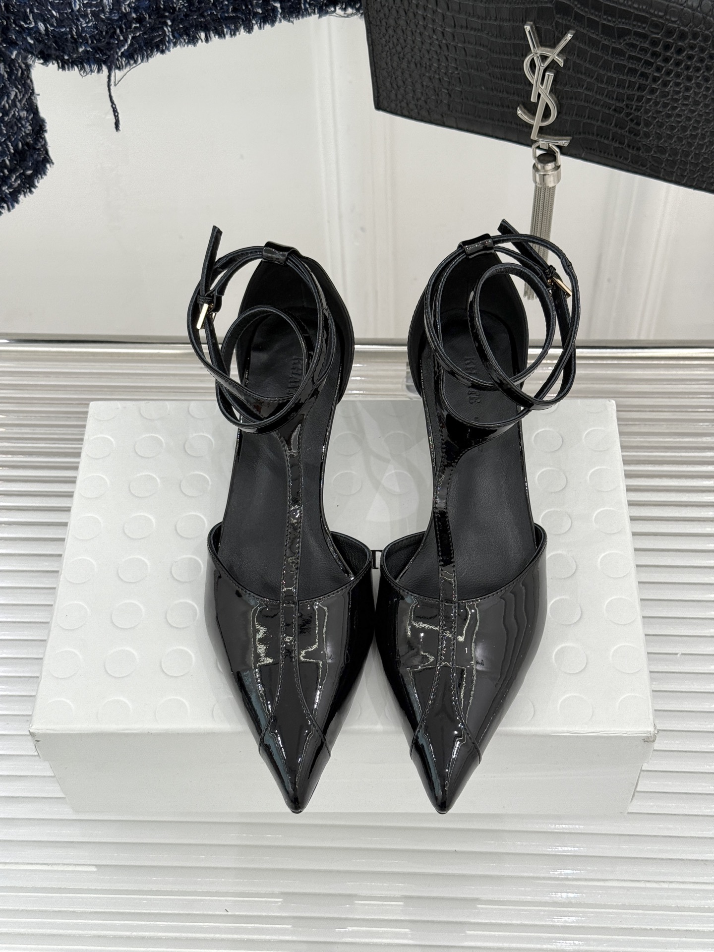 Khaite26WF新品T字带尖头猫跟凉鞋以极简线条勾勒静奢风骨。利落尖头修饰脚型、延伸腿部比例经典T字