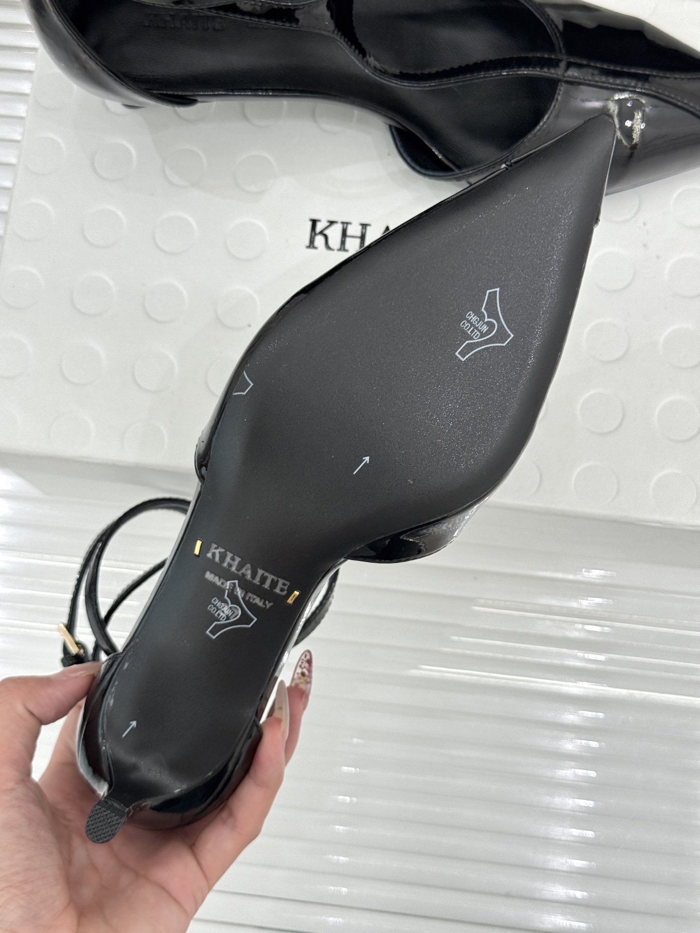 Khaite26WF新品T字带尖头猫跟凉鞋以极简线条勾勒静奢风骨。利落尖头修饰脚型、延伸腿部比例经典T字