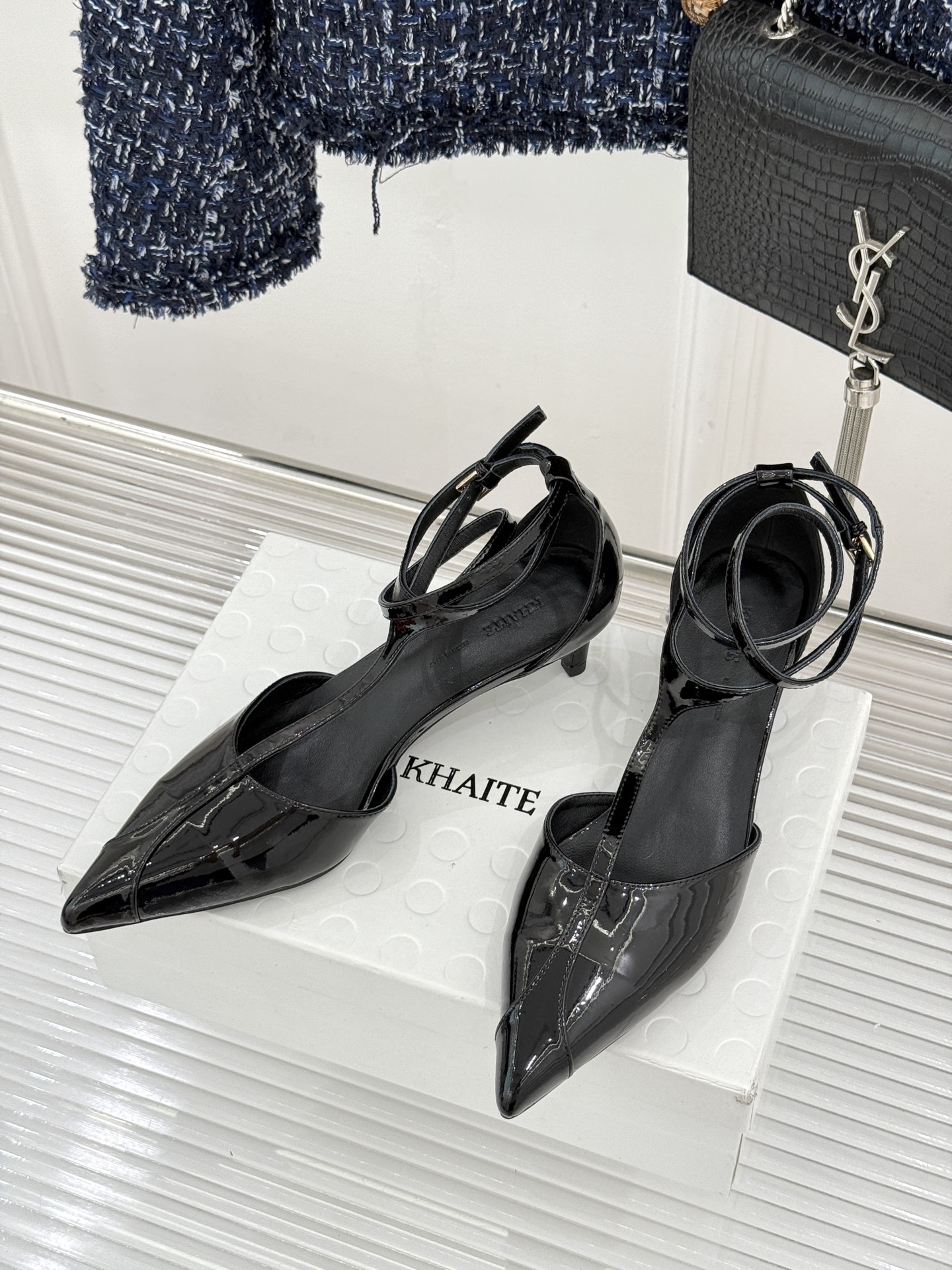 Khaite26WF新品T字带尖头猫跟凉鞋以极简线条勾勒静奢风骨。利落尖头修饰脚型、延伸腿部比例经典T字