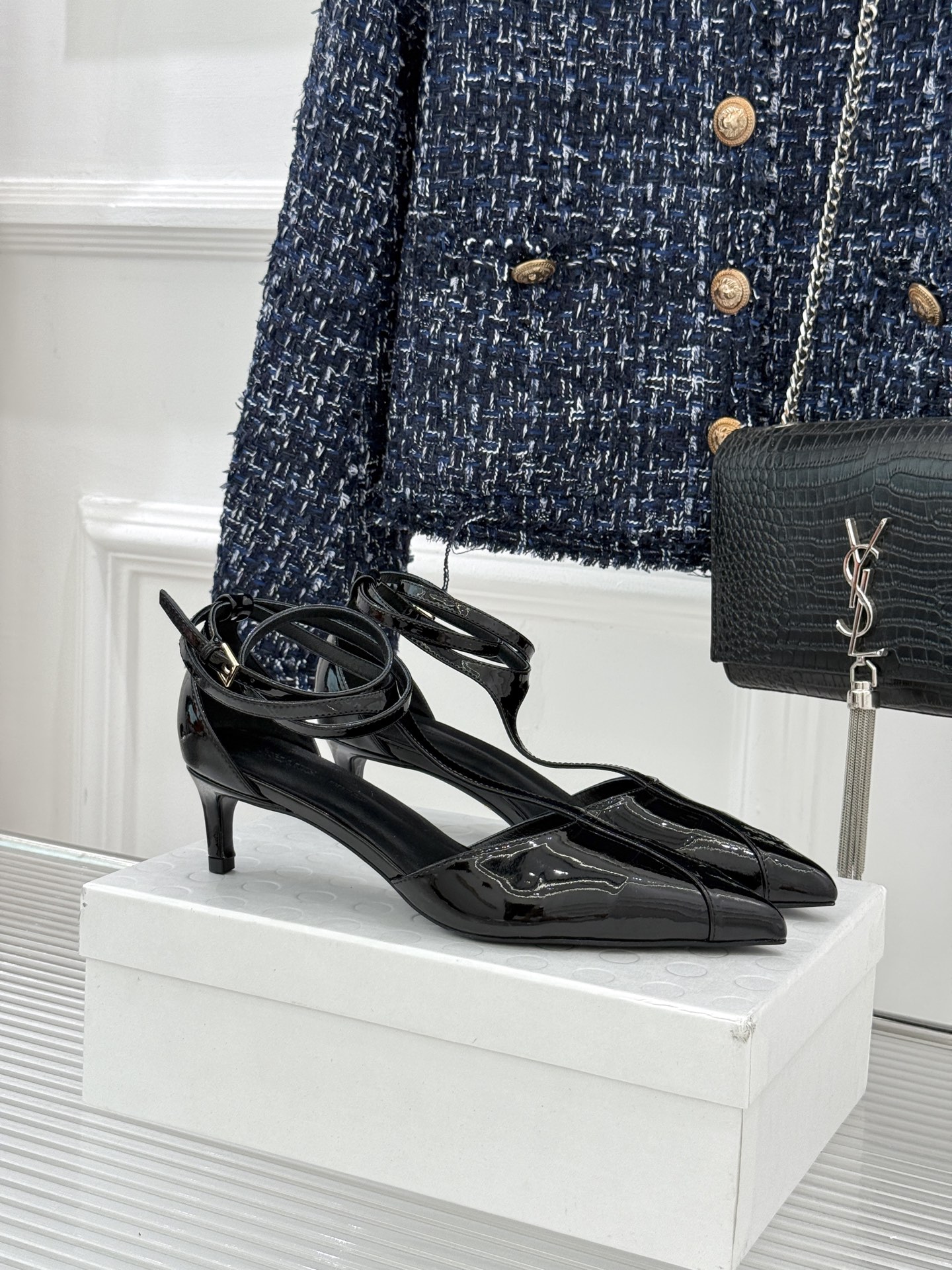 Khaite26WF新品T字带尖头猫跟凉鞋以极简线条勾勒静奢风骨。利落尖头修饰脚型、延伸腿部比例经典T字