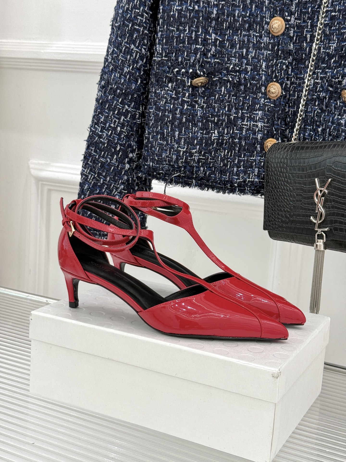 Khaite26WF新品T字带尖头猫跟凉鞋以极简线条勾勒静奢风骨。利落尖头修饰脚型、延伸腿部比例经典T字