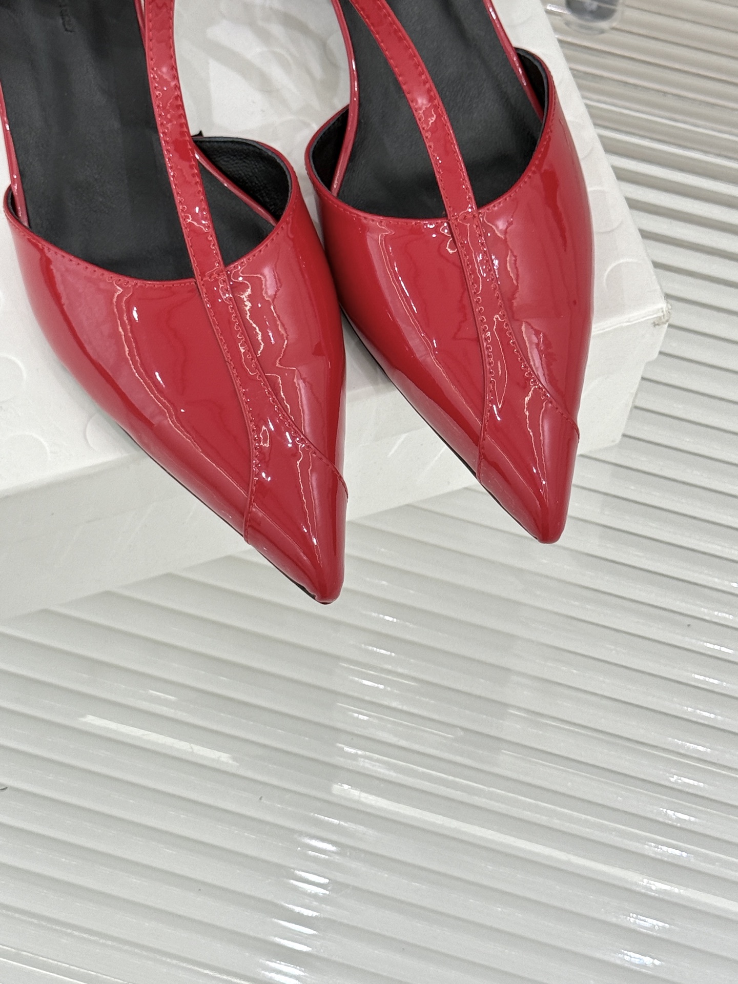 Khaite26WF新品T字带尖头猫跟凉鞋以极简线条勾勒静奢风骨。利落尖头修饰脚型、延伸腿部比例经典T字