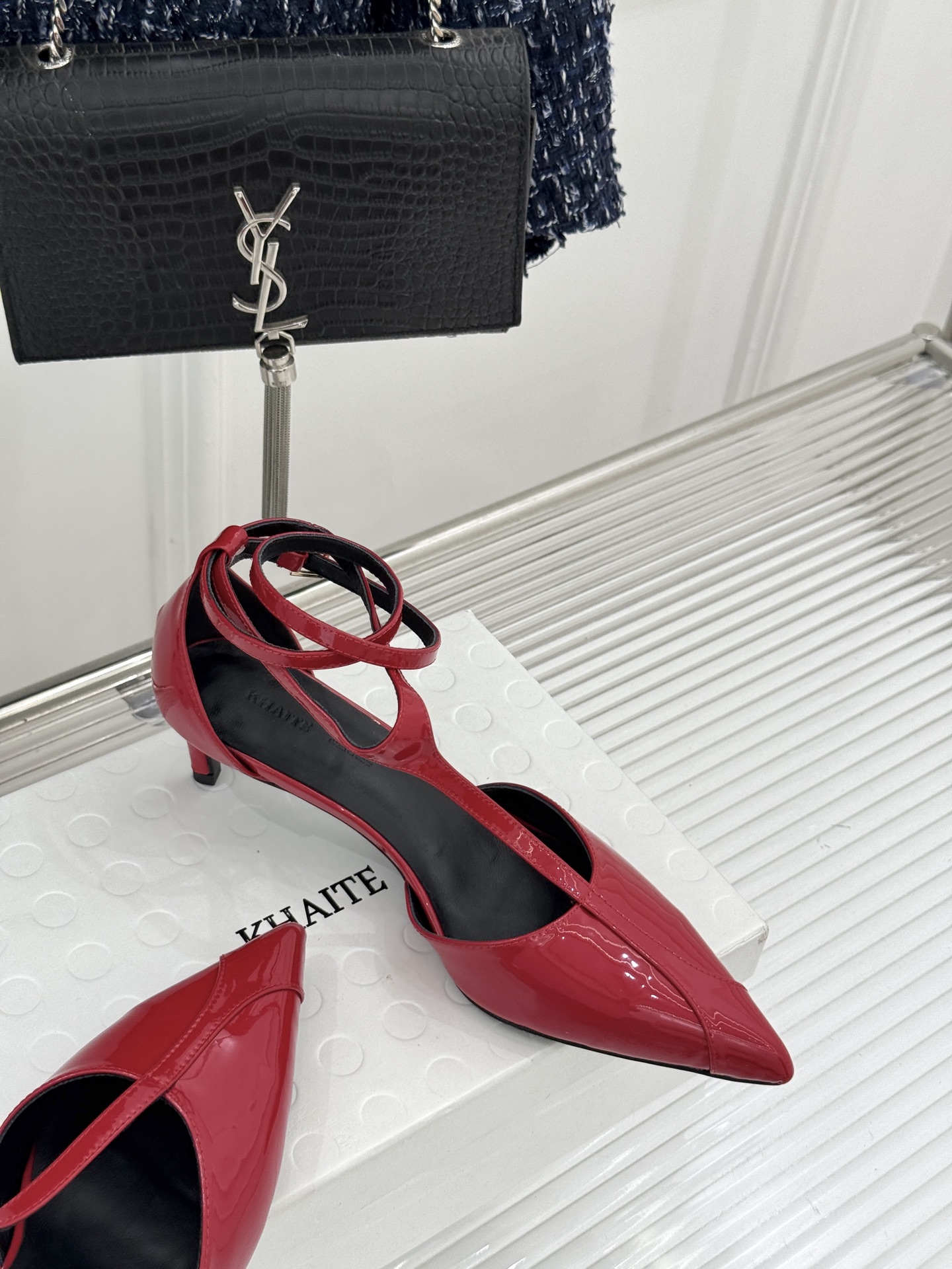 Khaite26WF新品T字带尖头猫跟凉鞋以极简线条勾勒静奢风骨。利落尖头修饰脚型、延伸腿部比例经典T字