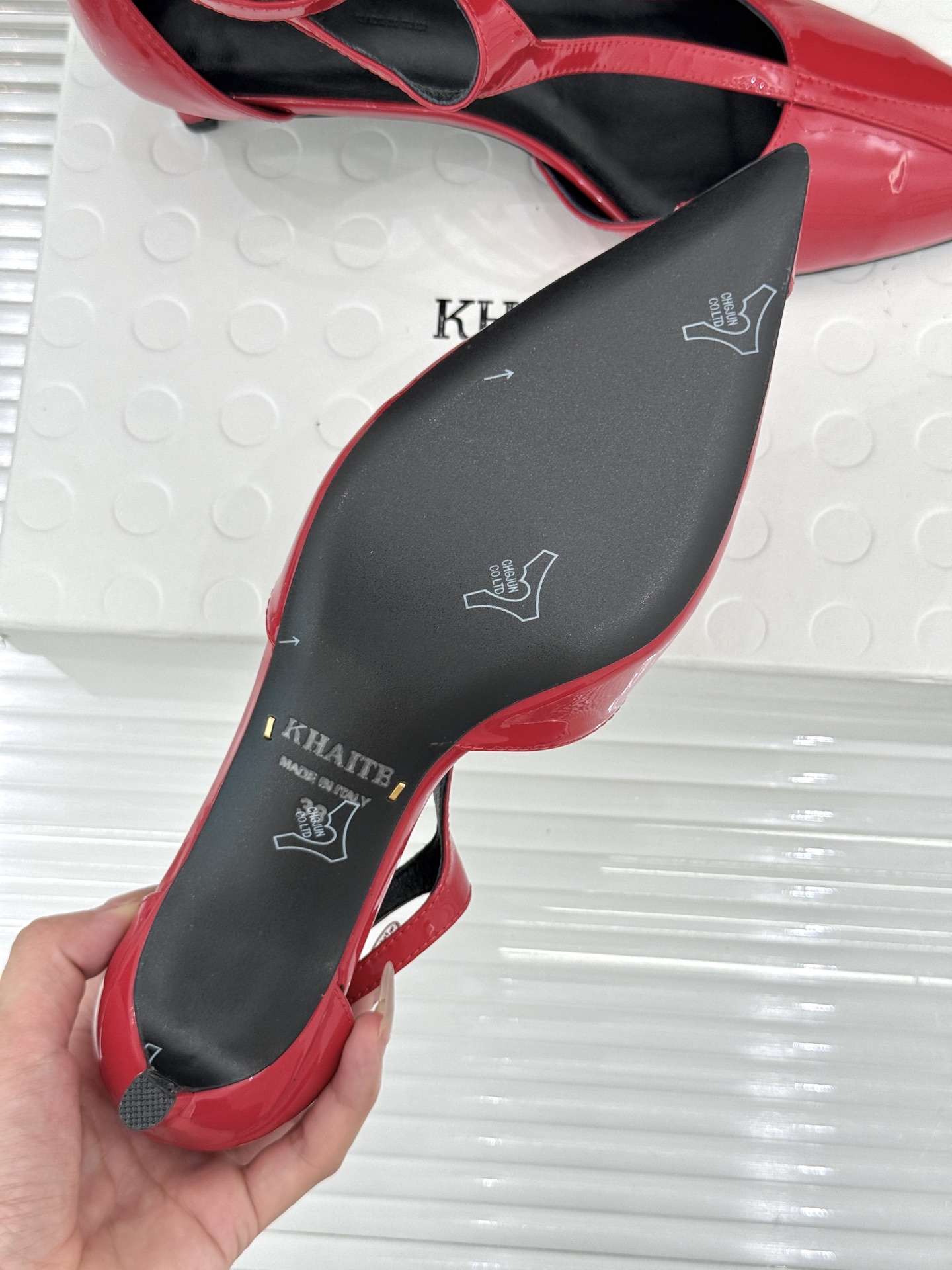 Khaite26WF新品T字带尖头猫跟凉鞋以极简线条勾勒静奢风骨。利落尖头修饰脚型、延伸腿部比例经典T字