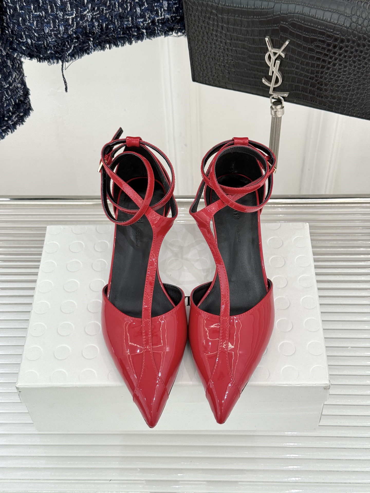 Khaite26WF新品T字带尖头猫跟凉鞋以极简线条勾勒静奢风骨。利落尖头修饰脚型、延伸腿部比例经典T字