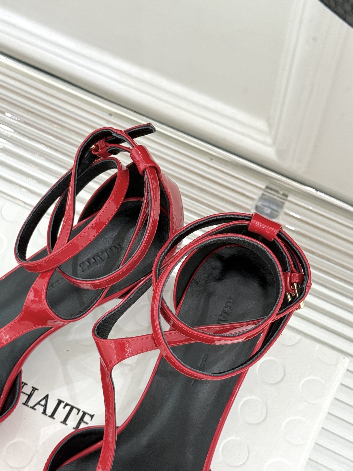 Khaite26WF新品T字带尖头猫跟凉鞋以极简线条勾勒静奢风骨。利落尖头修饰脚型、延伸腿部比例经典T字