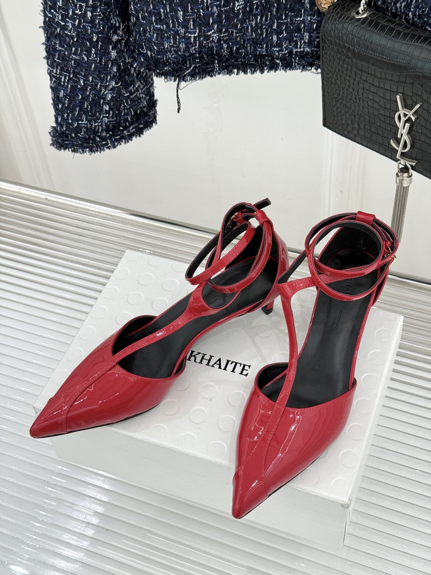 Khaite26WF新品T字带尖头猫跟凉鞋以极简线条勾勒静奢风骨。利落尖头修饰脚型、延伸腿部比例经典T字