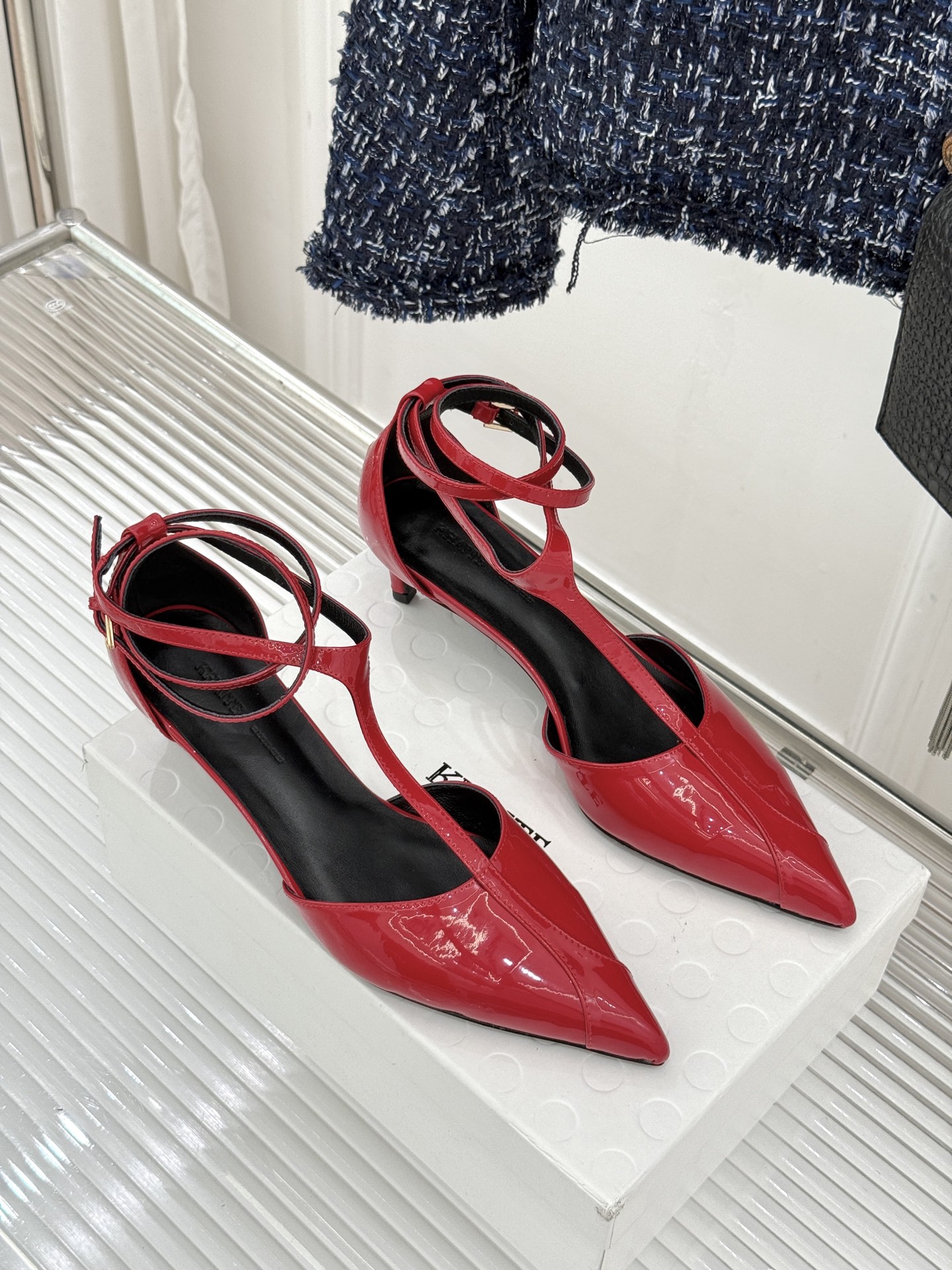 Khaite26WF新品T字带尖头猫跟凉鞋以极简线条勾勒静奢风骨。利落尖头修饰脚型、延伸腿部比例经典T字